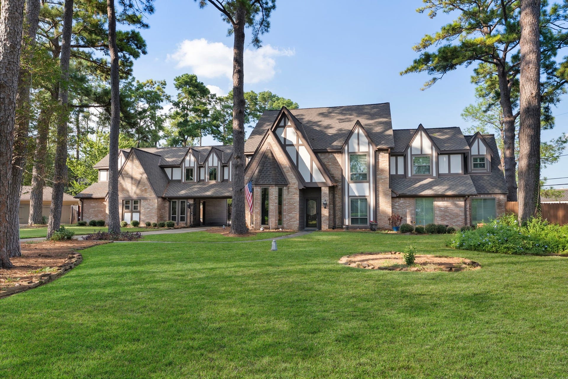 8202 Forest Ridge Road, Spring, TX 77379 Well manicured walk-way and low mainenance landscaping welcome your friends and family.