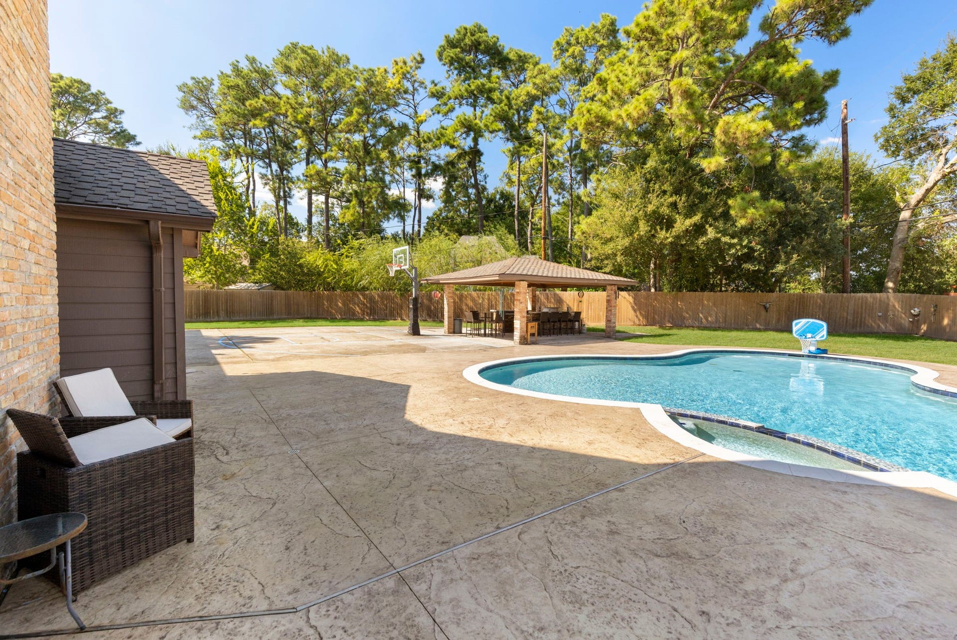 8202 Forest Ridge Road, Spring, TX 77379 Hosting dinner parties al fresco followed by a dip in the pool and hot tub is the perfect way to spend an evening.