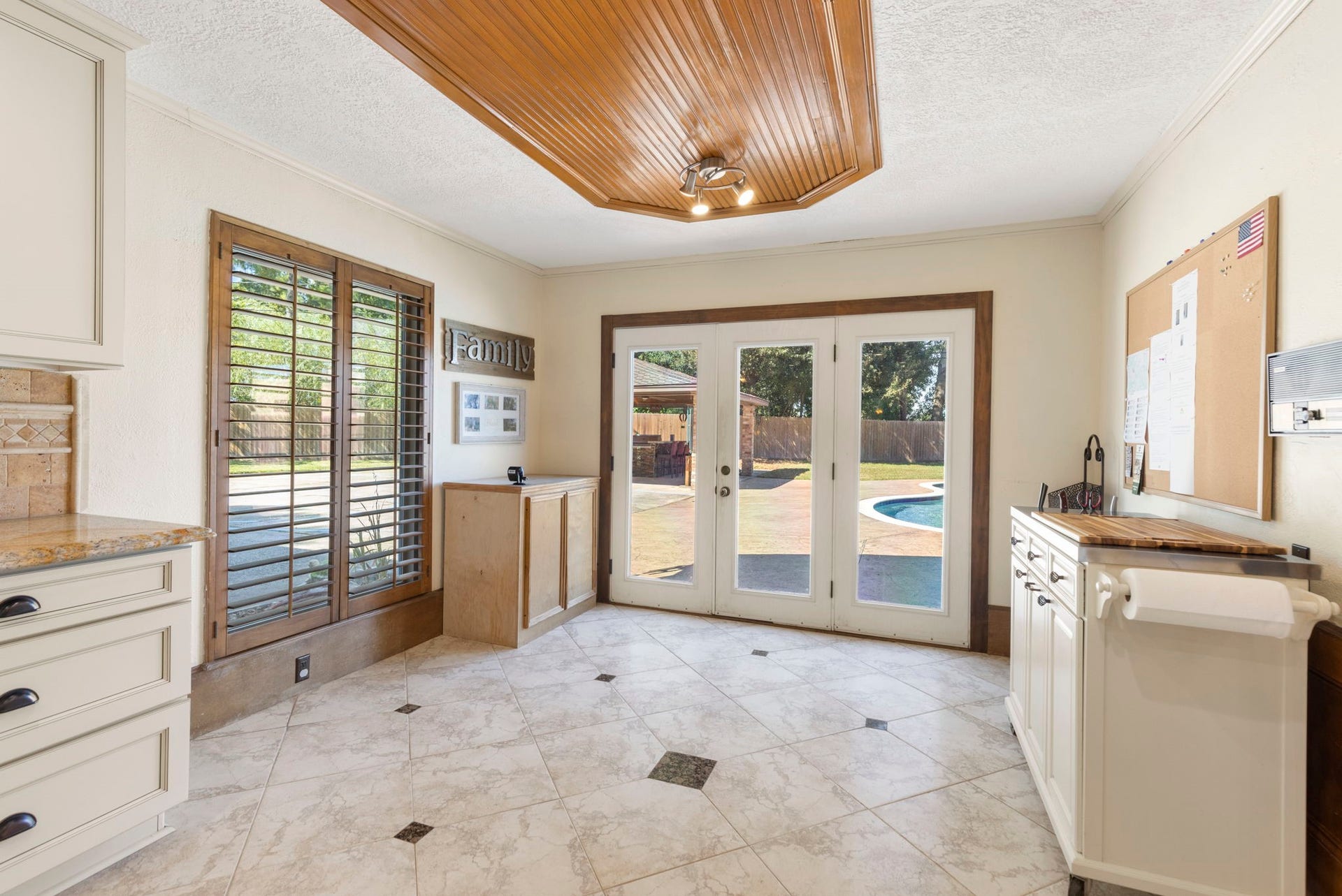 8202 Forest Ridge Road, Spring, TX 77379 The huge breakfast area is flooded with natural light and gives awesome backyard views/access.
