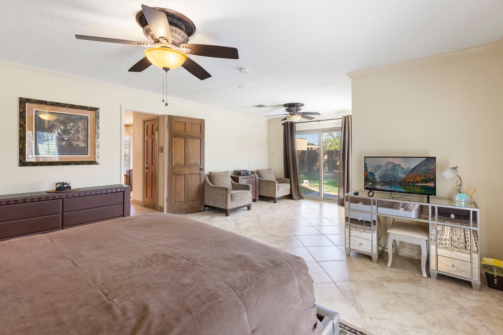 8202 Forest Ridge Road, Spring, TX 77379 The primary suite has a sitting area perfect to customize for your personal lifestyle.