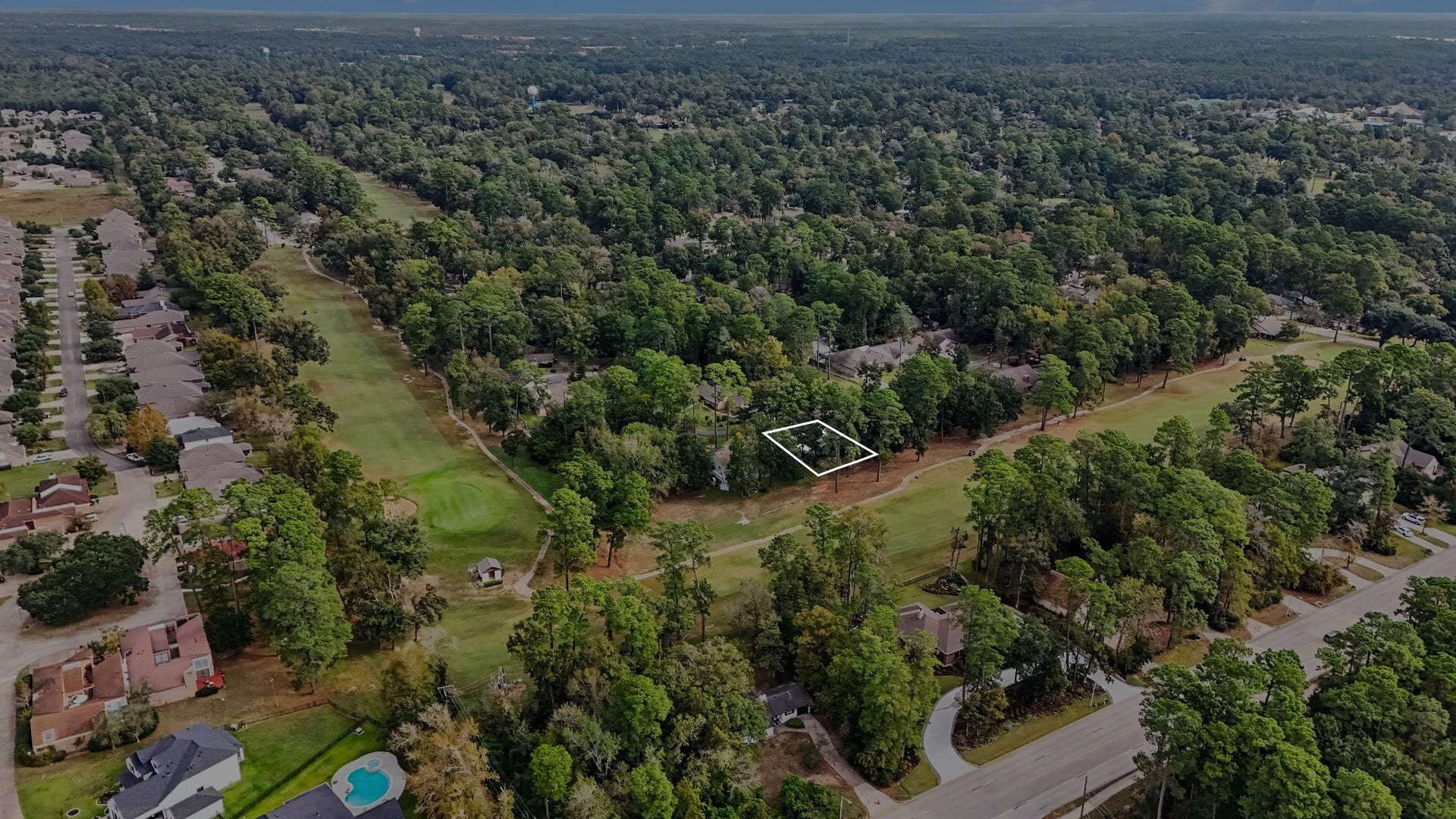 429 Deep Dale Lane, Conroe, TX 77304 This charming homes awaits you to come live out your best life with in close distance to all things Woodlands including area shopping, dining and entertainment. Schedule your showing today!
