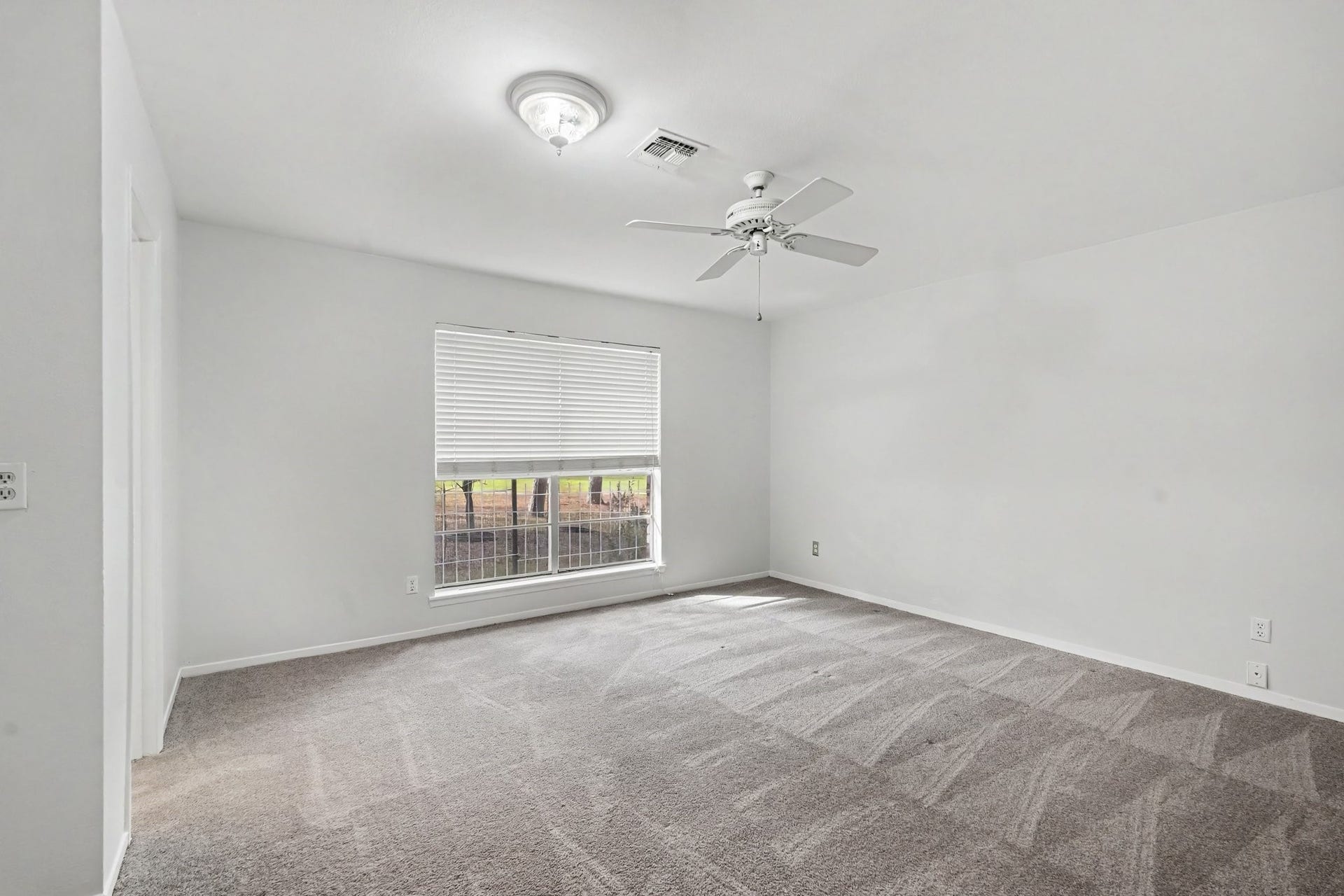 429 Deep Dale Lane, Conroe, TX 77304 Welcome to the primary retreat! Fresh carpeting offers a soft, plush feel underfoot, creating the perfect, dreamy atmosphere to end your day.
