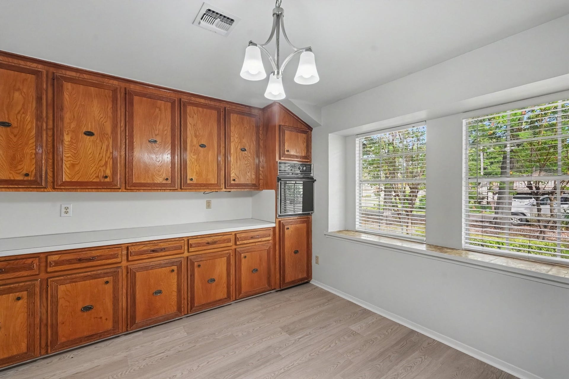 429 Deep Dale Lane, Conroe, TX 77304 This kitchen offers abundant storage with ample cabinetry, drawers, and a convenient built-in oven. The spacious layout is perfect for serving meals buffet-style during gatherings and provides plenty of room to create a cozy eat-in dining area.