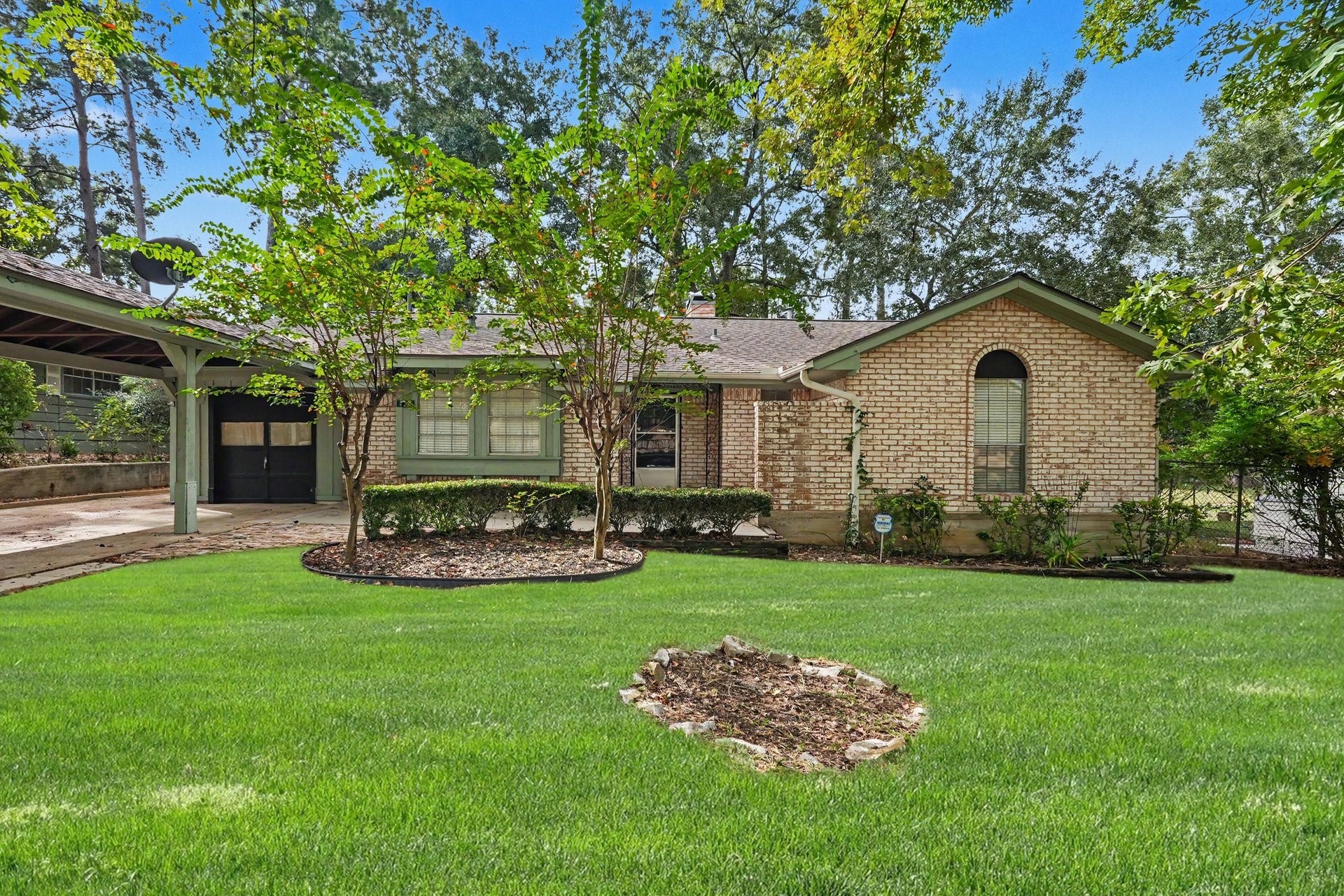 429 Deep Dale Lane, Conroe, TX 77304 A charming ranch style home awaits you surrounded by mature trees and pretty landscaping!