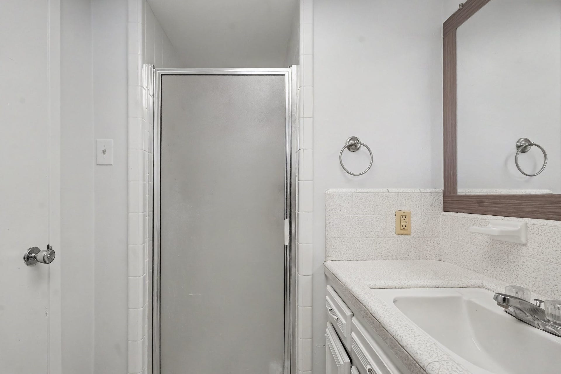 429 Deep Dale Lane, Conroe, TX 77304 A enclosed shower offers a spot to rinse away the cares of the day!