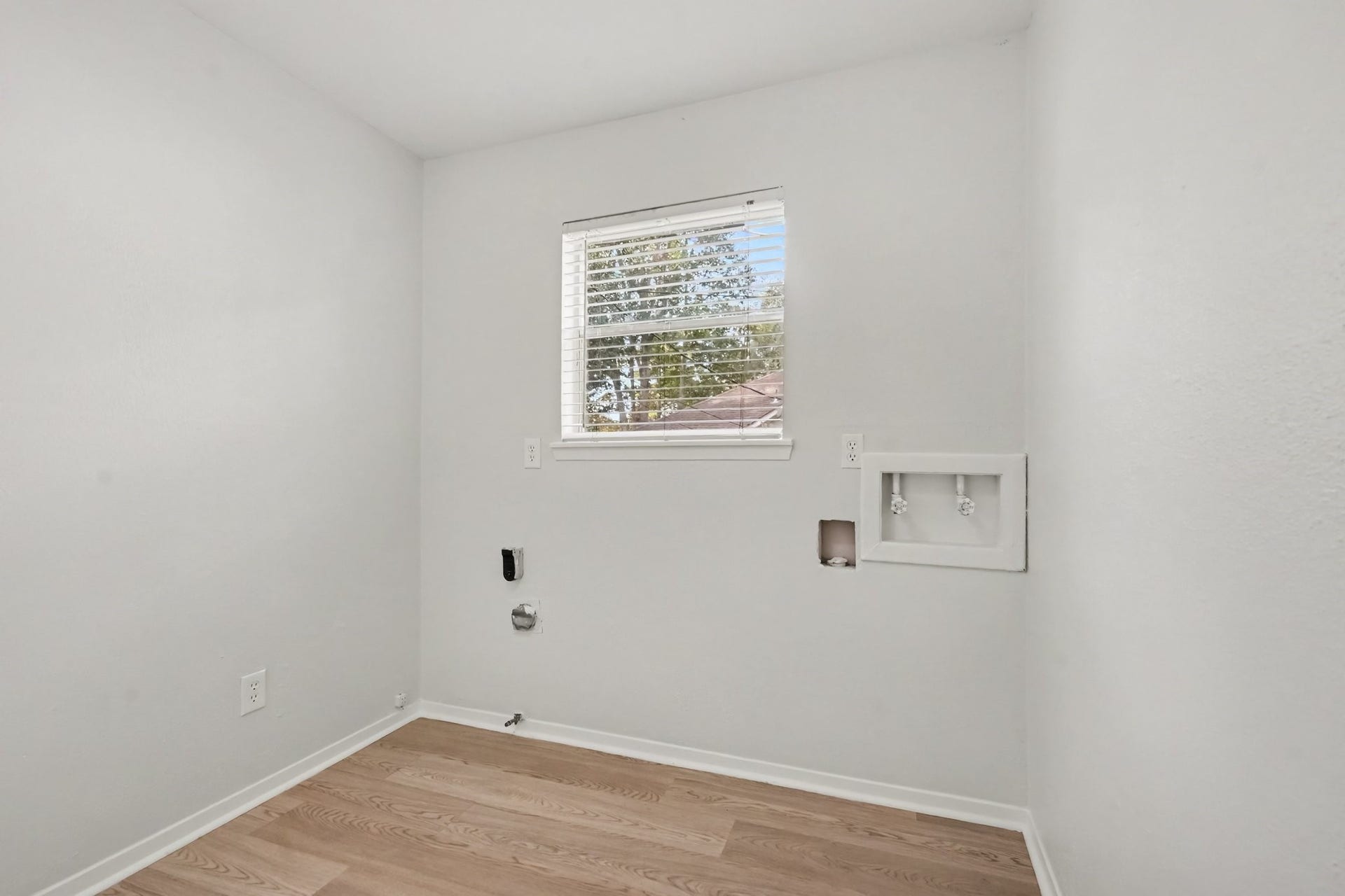 429 Deep Dale Lane, Conroe, TX 77304 Bright, sun-filled laundry room featuring ample space and natural light.