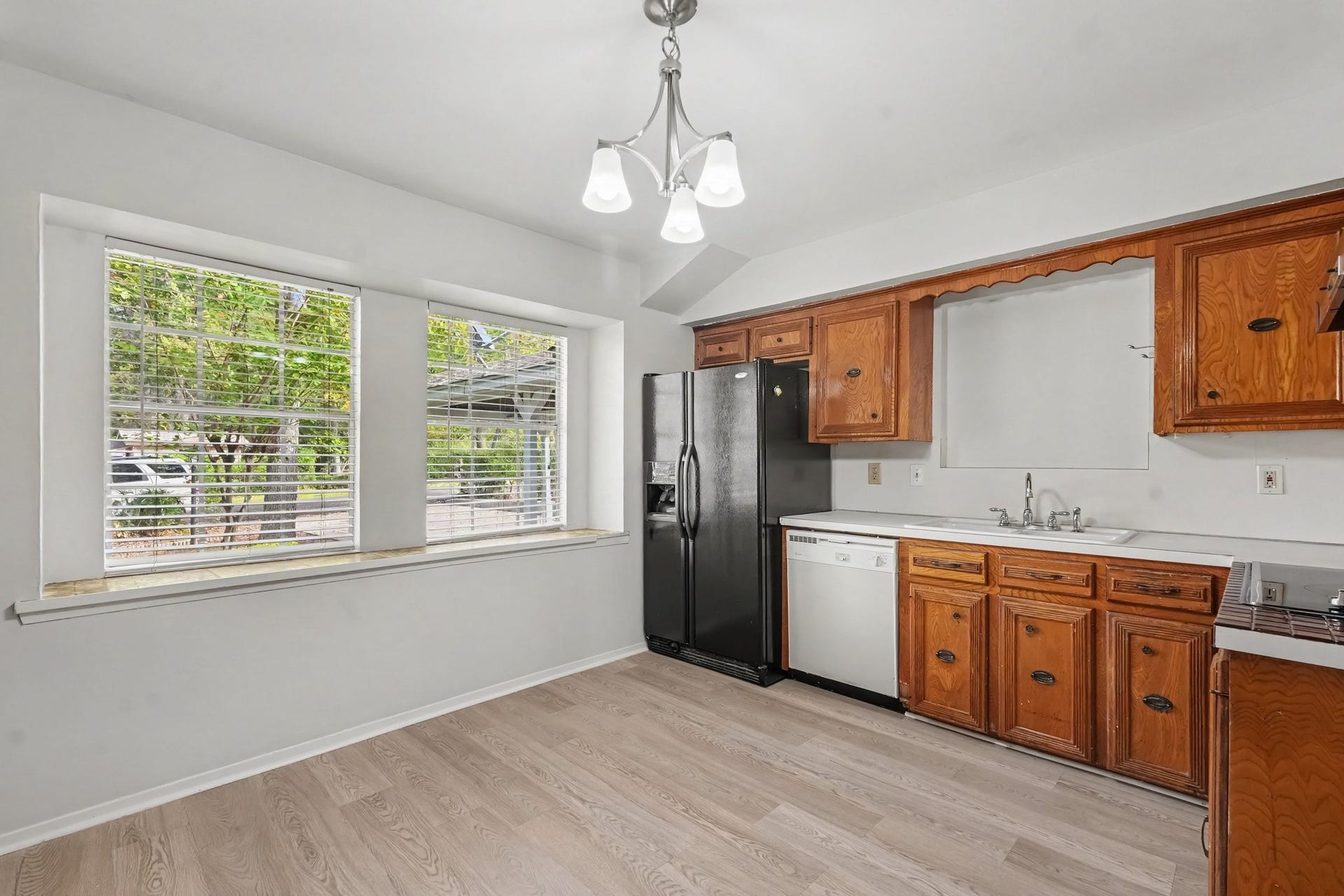 429 Deep Dale Lane, Conroe, TX 77304 Light and bright kitchen featuring expansive picture windows and a custom ledge for added serving space.