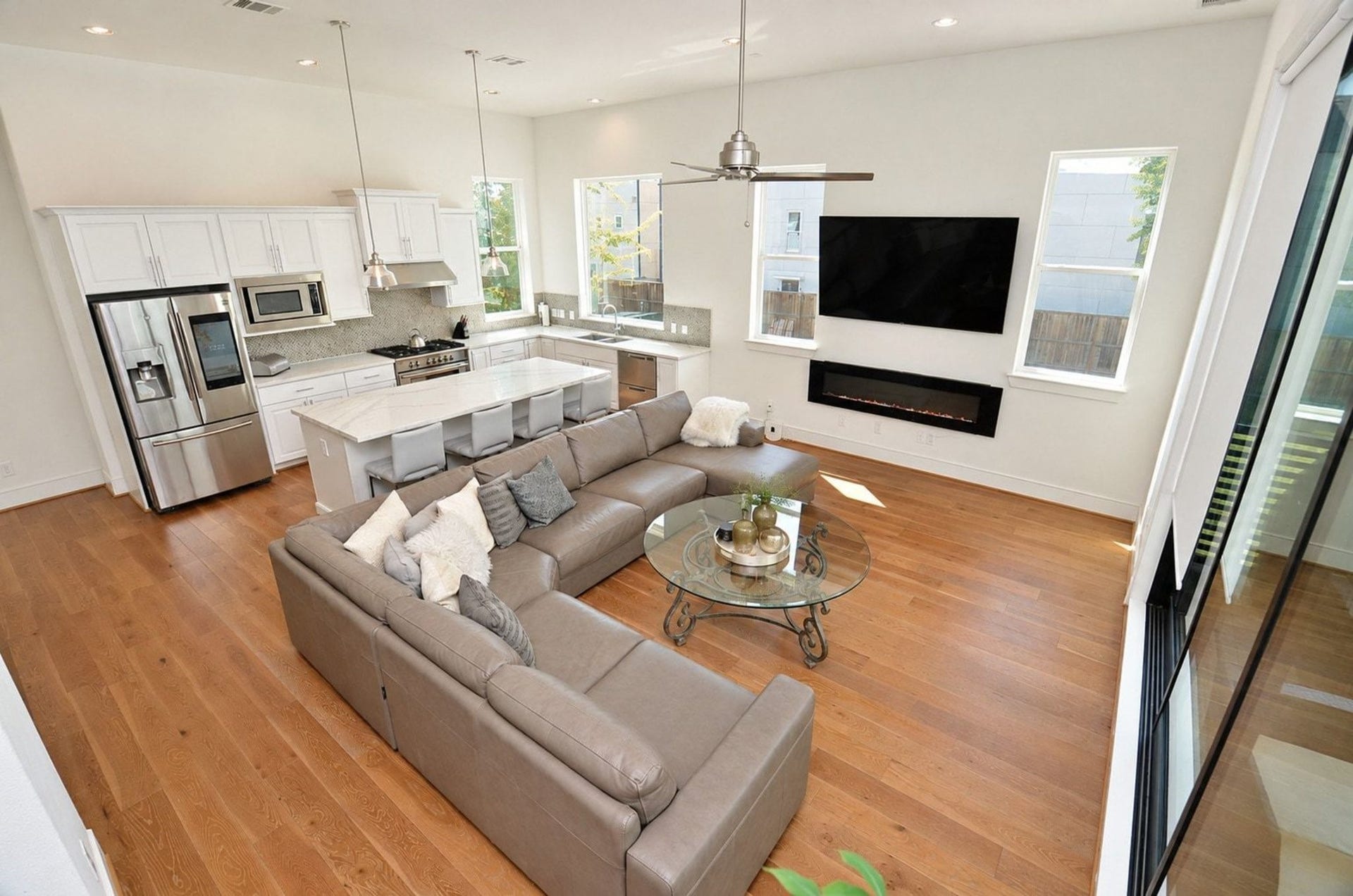 2414 Canal Street, #A, Houston, TX 77003 Plenty of natural light in the entertaining areas.