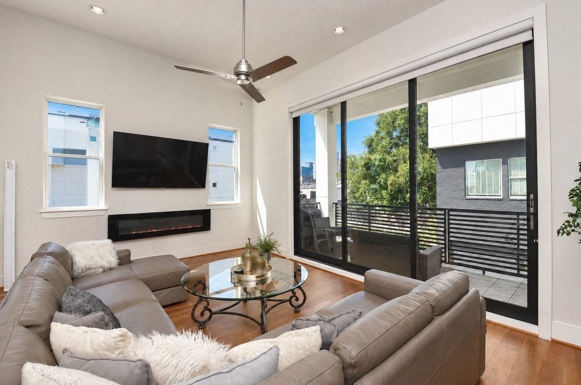 2414 Canal Street, #A, Houston, TX 77003 Wow....what a great view and living area.
