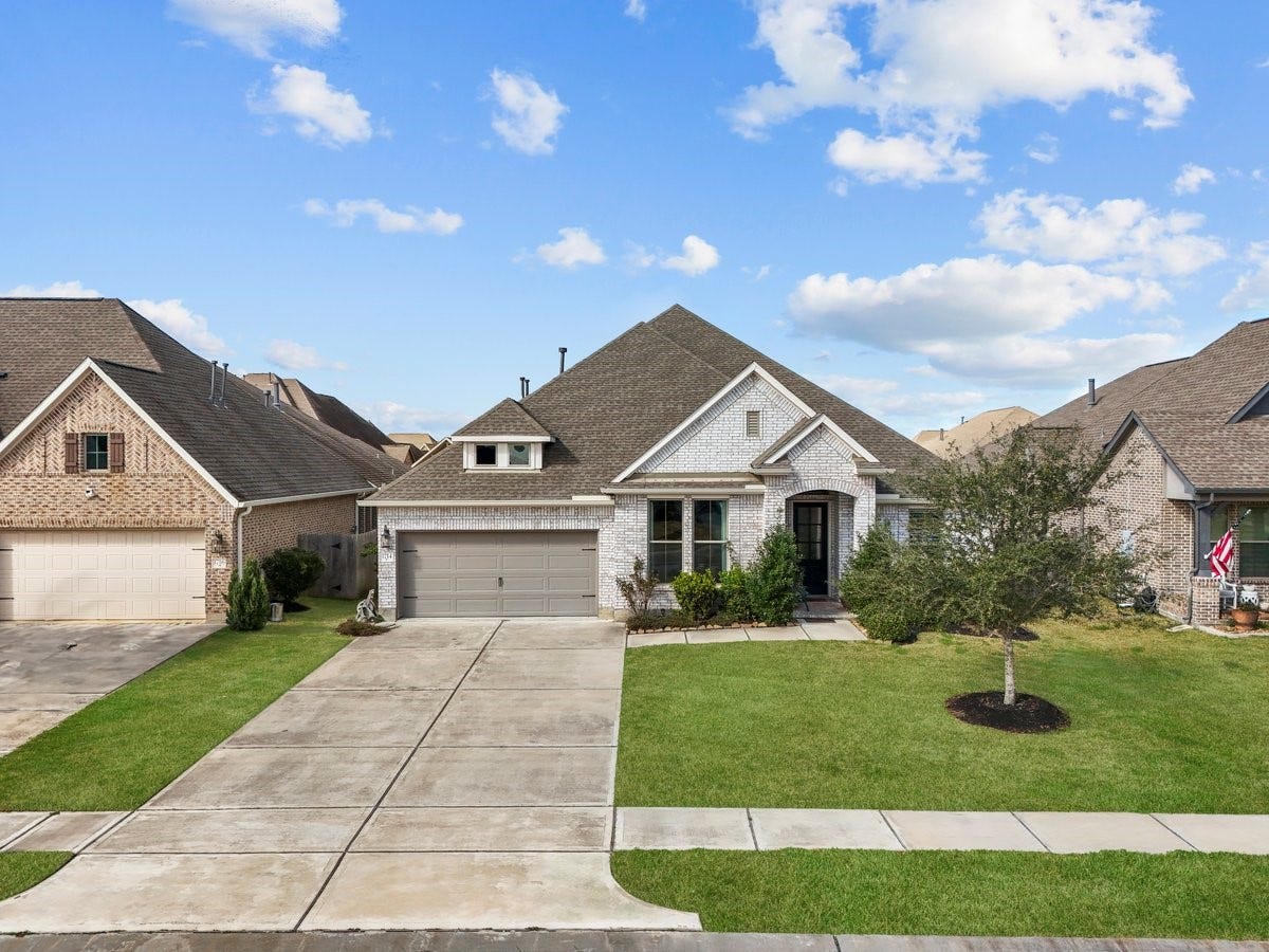 1714 Hartford Mills Lane, League City, TX 77573 Welcome home to 1714 Hartford Mills, a beautifully designed single-story residence offering space, comfort, and versatility in a highly desirable community.