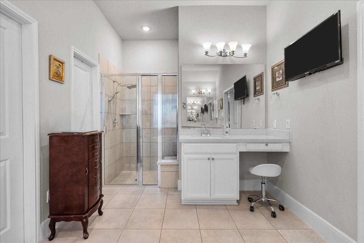 1714 Hartford Mills Lane, League City, TX 77573 The primary en-suite bath offers dual vanities, a walk-in shower, soaking tub and custom walk-in closet