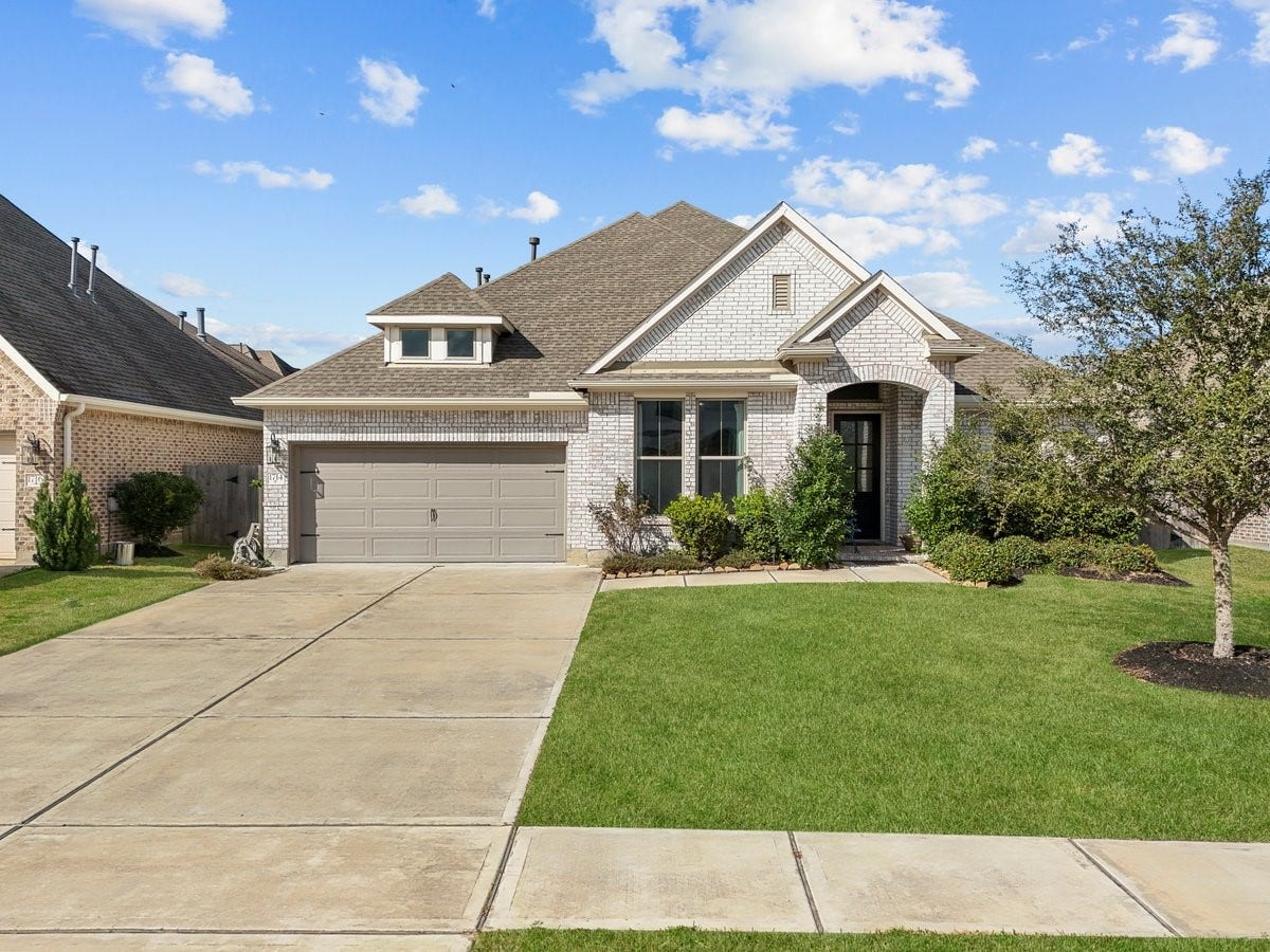 1714 Hartford Mills Lane, League City, TX 77573 Welcome home to 1714 Hartford Mills, a beautifully designed single-story residence offering space, comfort, and versatility in a highly desirable community.
