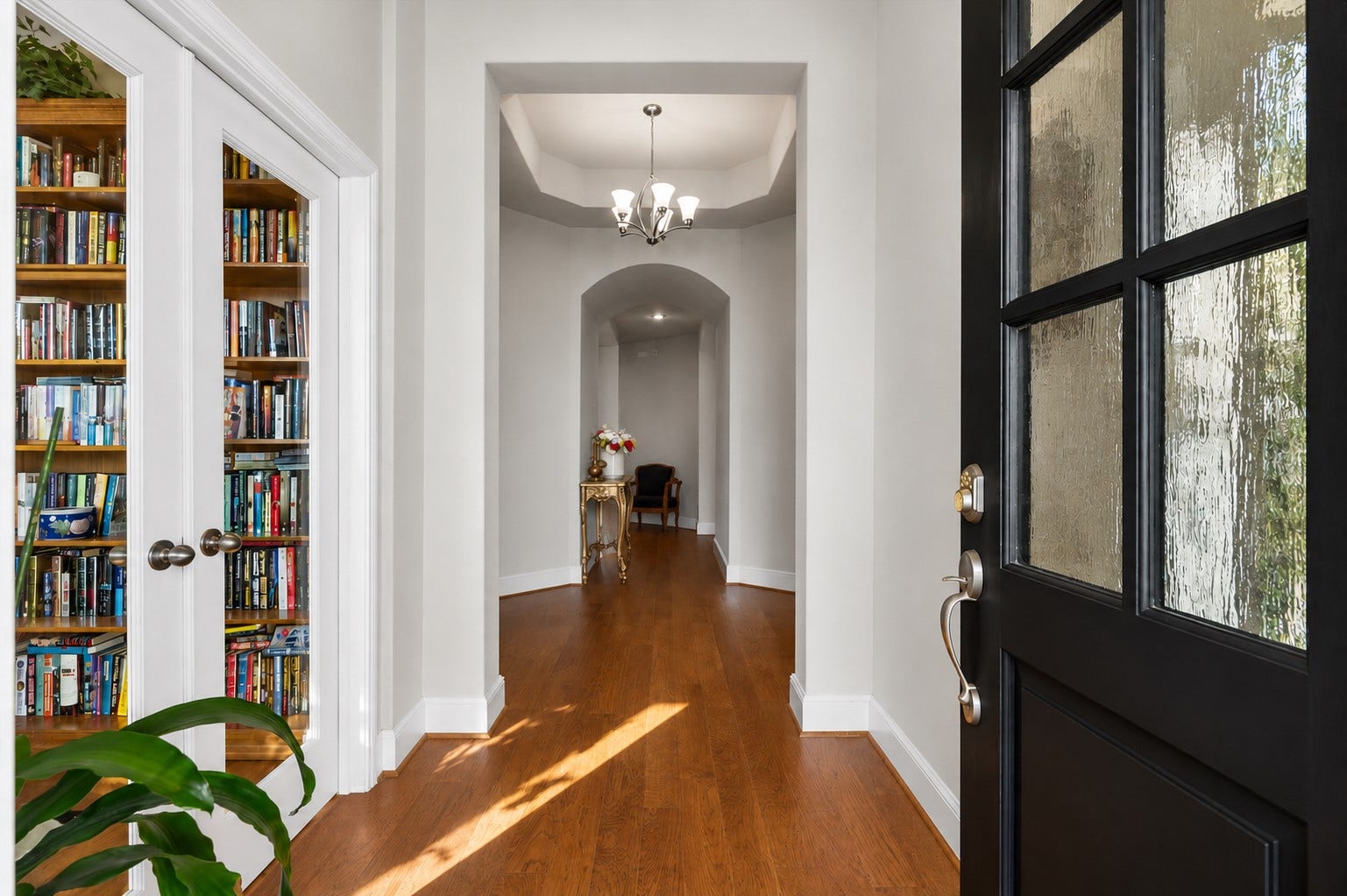 1714 Hartford Mills Lane, League City, TX 77573 Enter to high ceilings & Hardwood Flooring throughout.