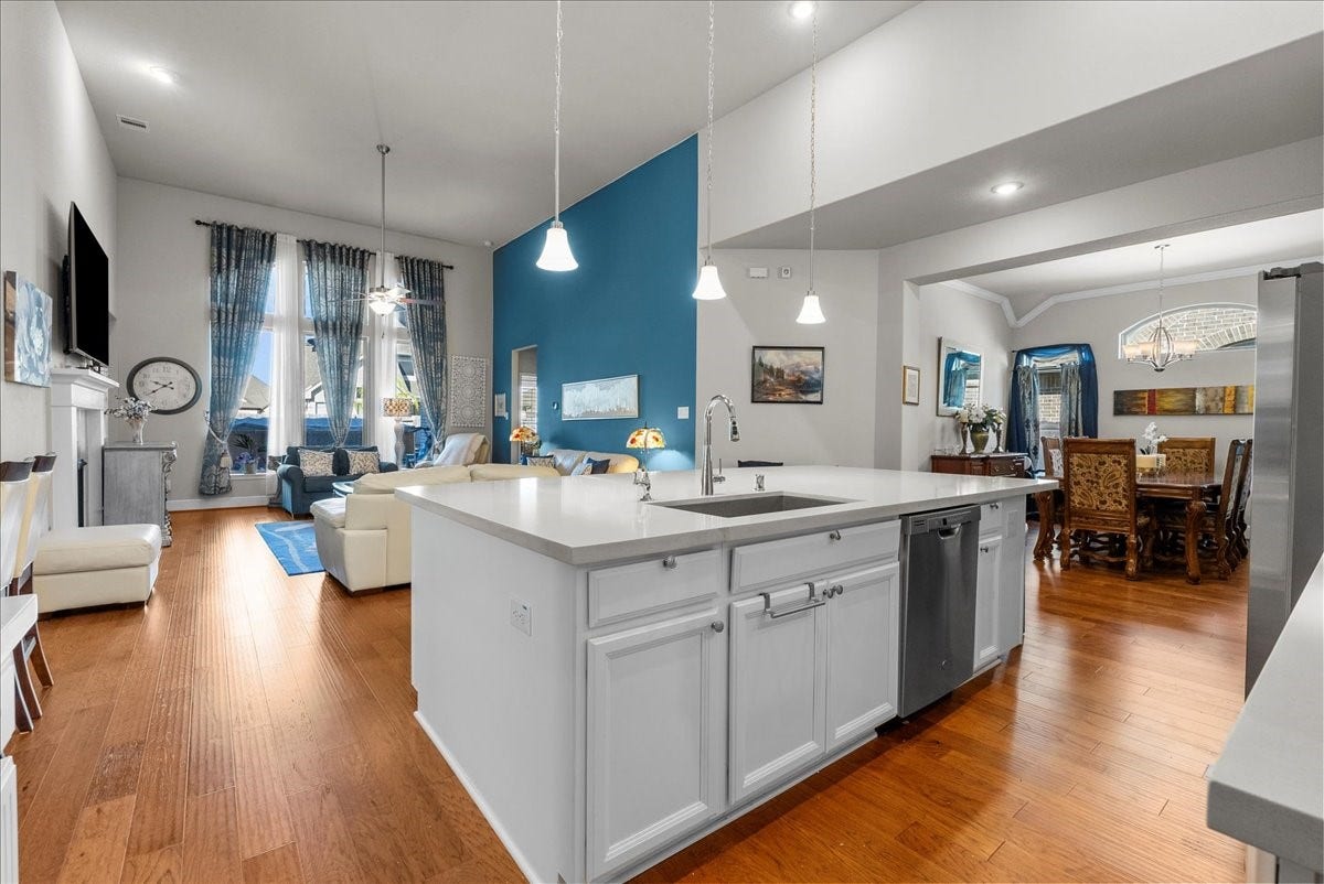 1714 Hartford Mills Lane, League City, TX 77573 Chef's eat-in island kitchen features 42" cabinets with crown molding, quartz countertops, and stainless steel appliances