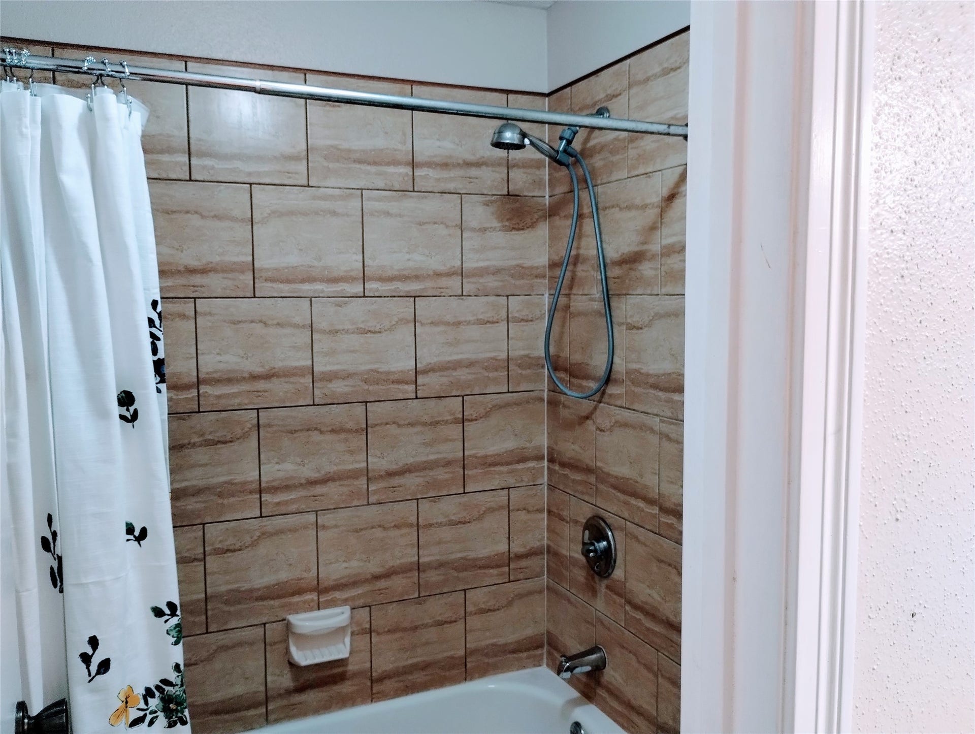 11201 Lynbrook Drive, #3807, Houston, TX 77042 The TUB/SHOWER has a tile surround and a stable or handheld shower wand.