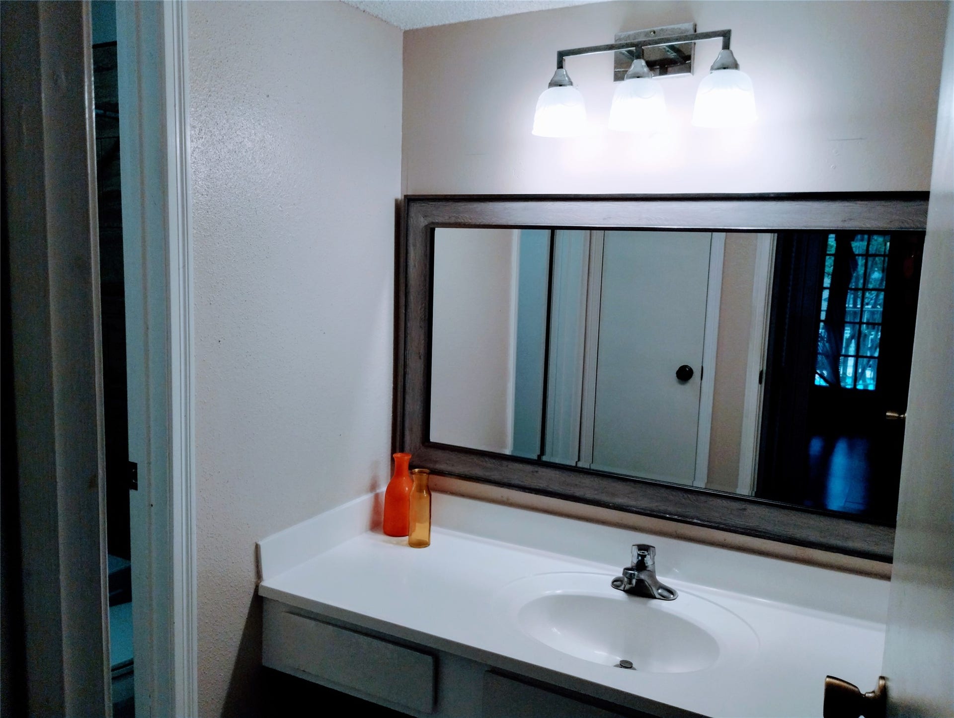 11201 Lynbrook Drive, #3807, Houston, TX 77042 The PRIMARY BATH has a separate sink and vanity. There is a storage cabinet for towels and linens, and a privacy door that opens to the tub/shower and commode.