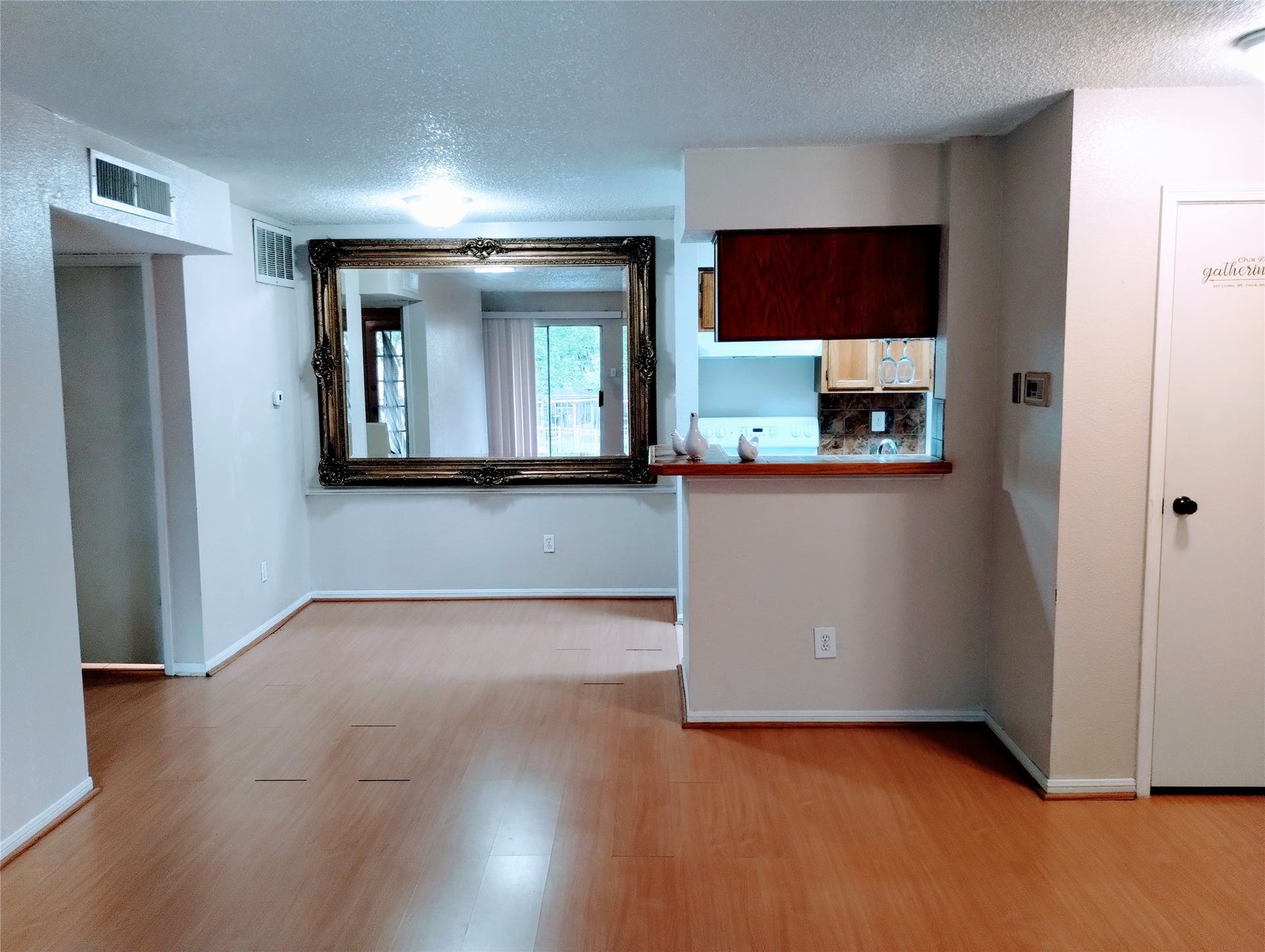 11201 Lynbrook Drive, #3807, Houston, TX 77042 The DINING ROOM is open to the Kitchen and adjoins the Living Room. There is a coat closet in the Foyer on the right and the Bathroom is conveniently located through the opening on the left. The gorgeous mirror in the Dining Area stays and magnifies the size of the living area.
