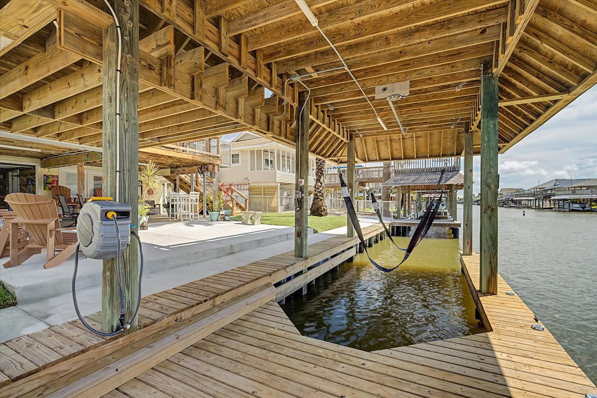273 Barracuda Street, Bayou Vista, TX 77563