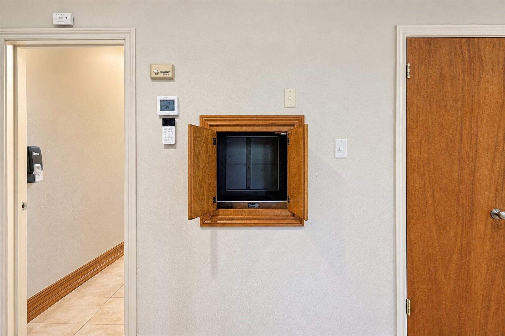 Functional dumb waiter.