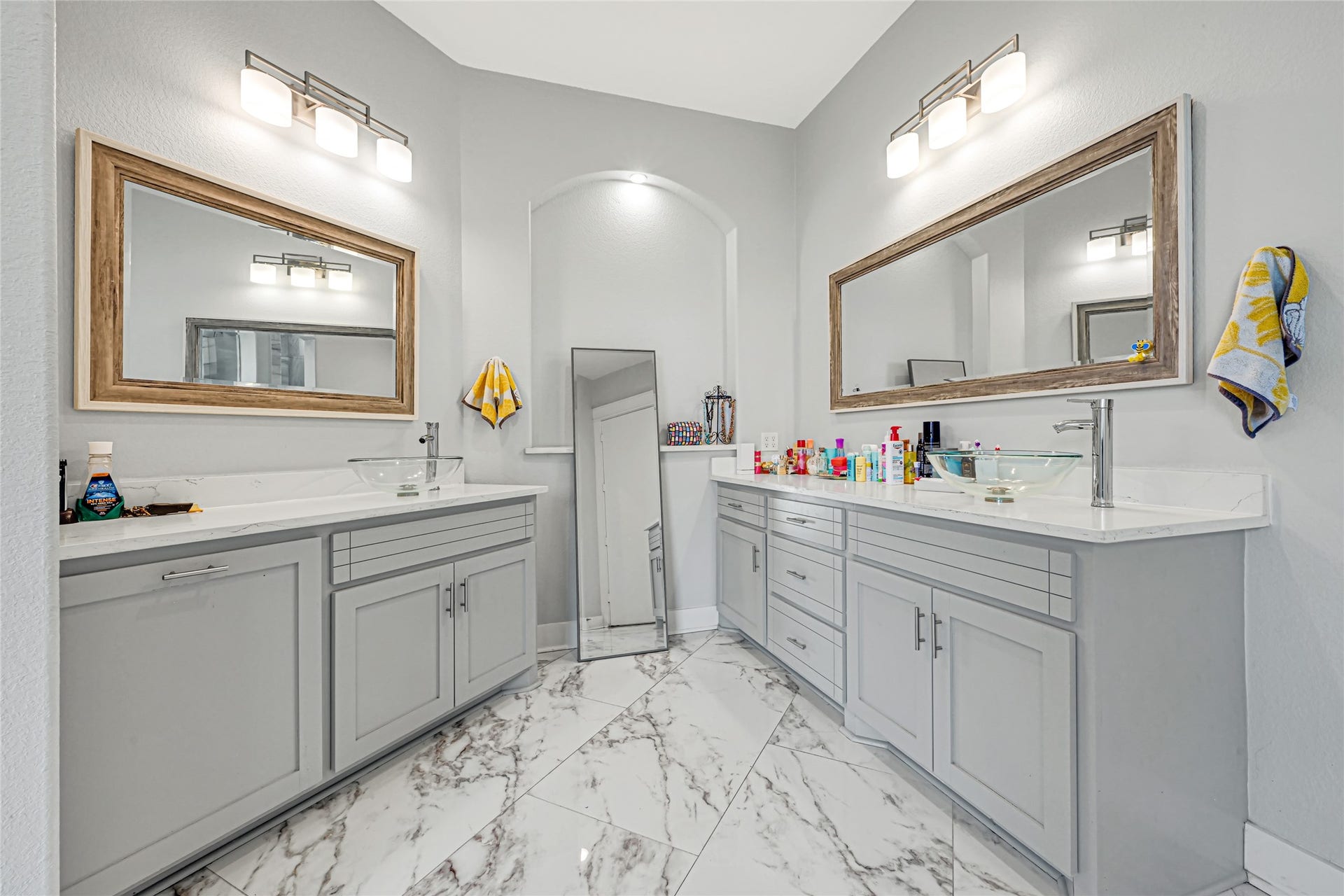 4210 Hidden Winds Drive, Spring, TX 77386 Separate vanities offer ample counter space and storage in this spacious bathroom.