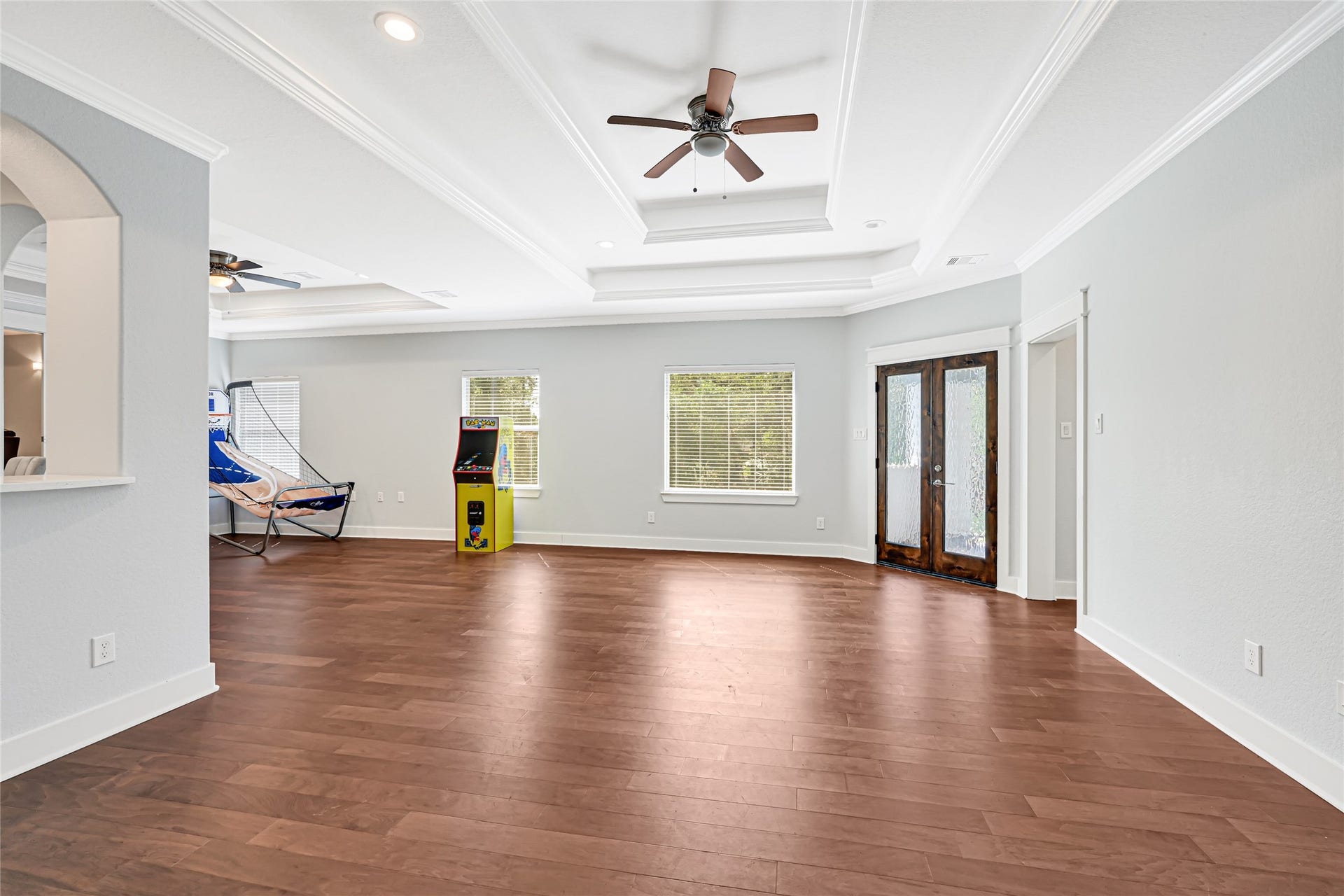 4210 Hidden Winds Drive, Spring, TX 77386 Spacious upstairs game room with wood flooring and balcony access offers plenty of room for recreation and entertaining.