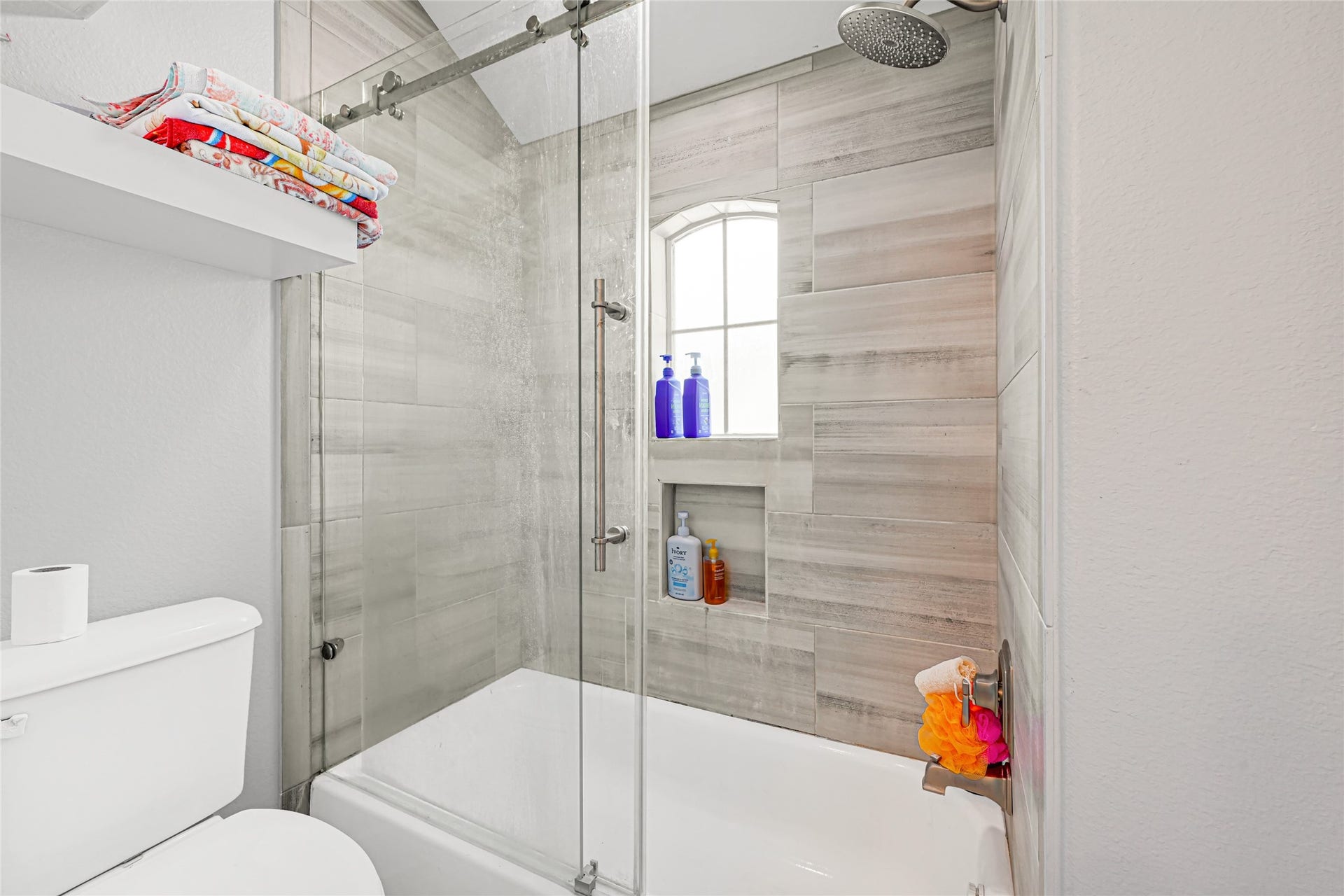 4210 Hidden Winds Drive, Spring, TX 77386 Tub and shower combination with a tiled surround and built-in niches for convenient storage.