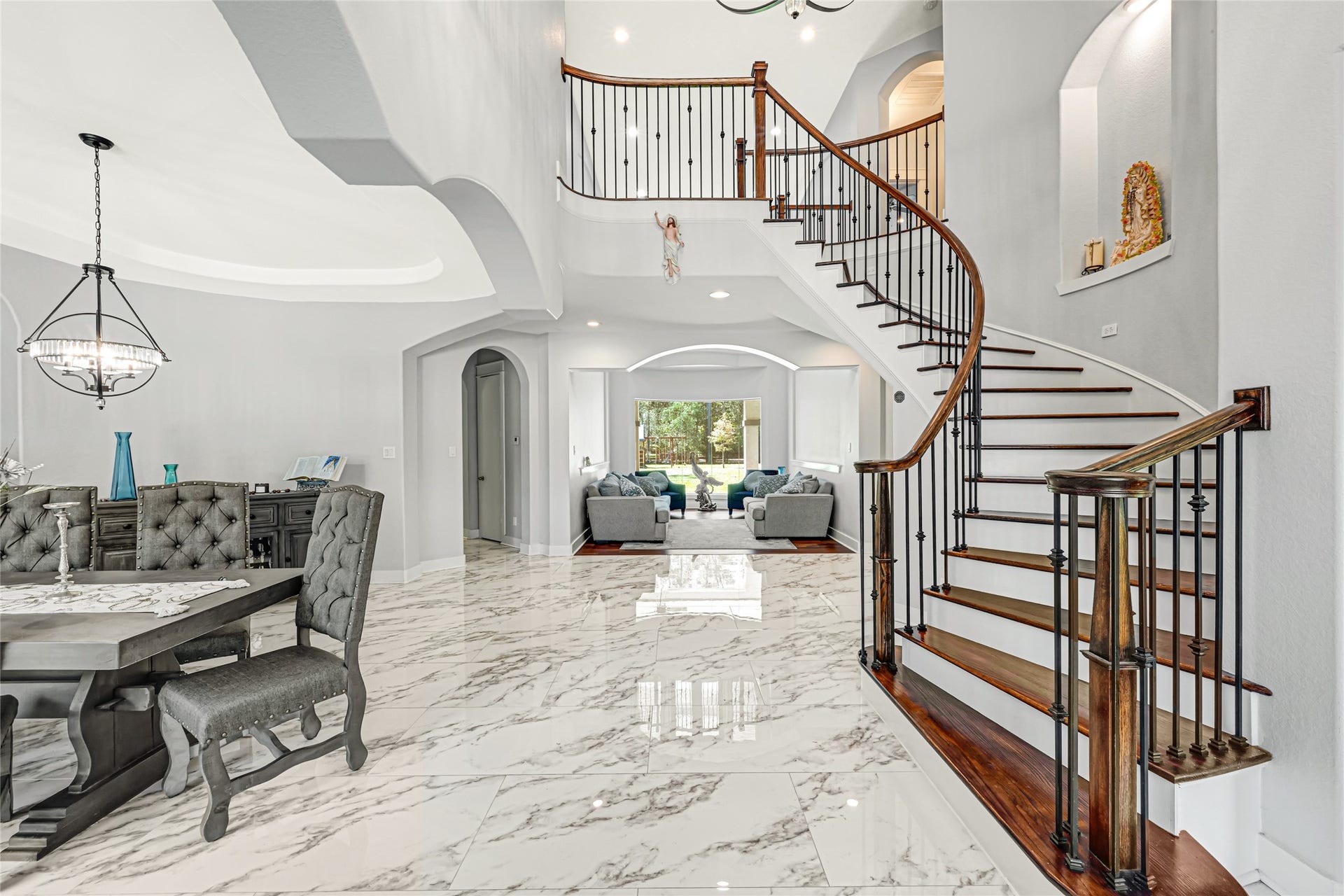 4210 Hidden Winds Drive, Spring, TX 77386 An impressive foyer welcomes guests with a sweeping staircase and decorative iron railing.
