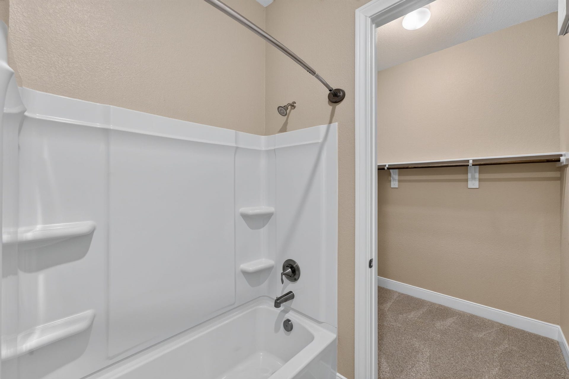 230 Kimblewick Way, The Woodlands, TX 77382 2nd Bedroom Ensuite Bath