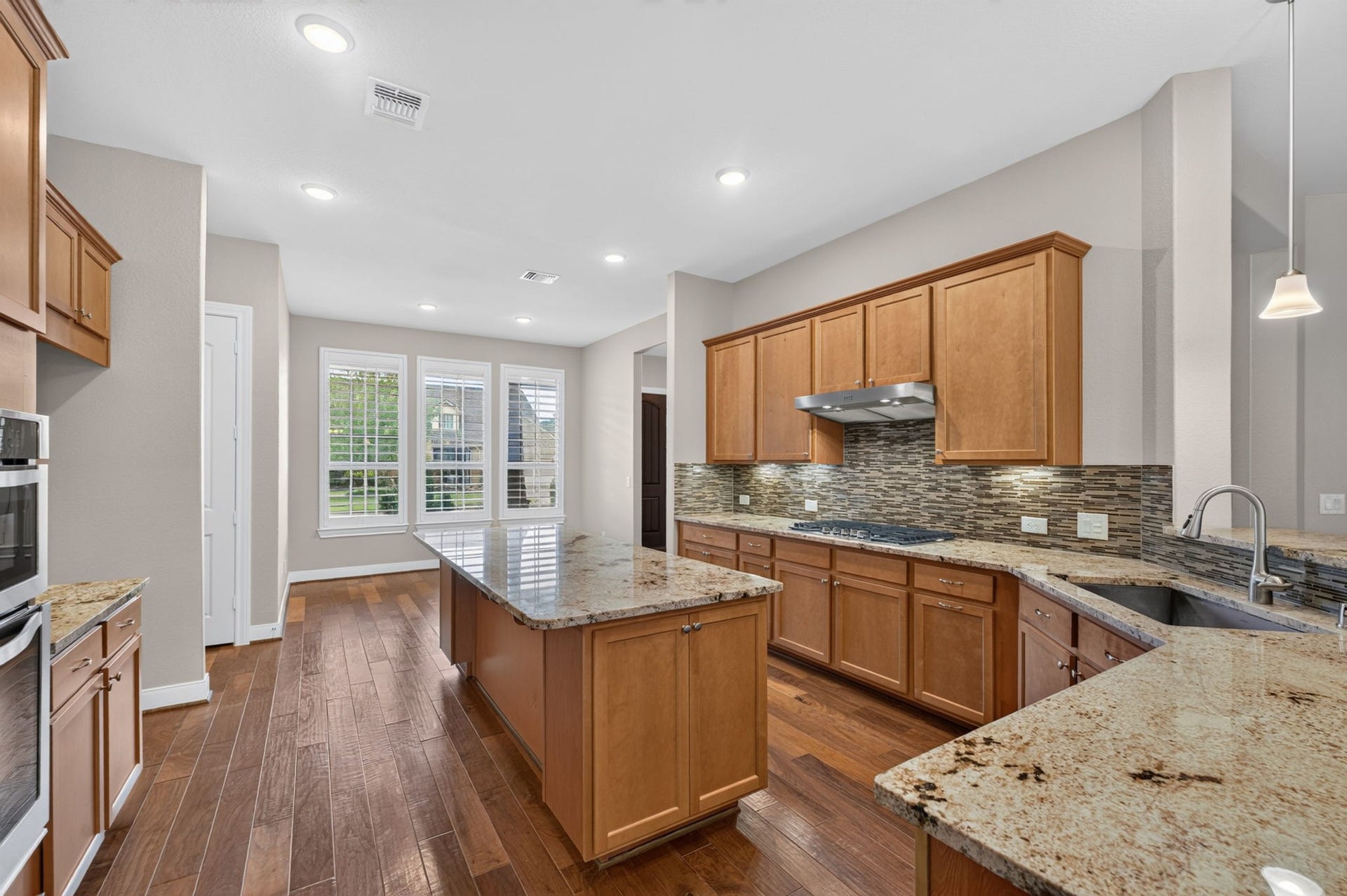 230 Kimblewick Way, The Woodlands, TX 77382 2nd bedroom Ensuite Bath