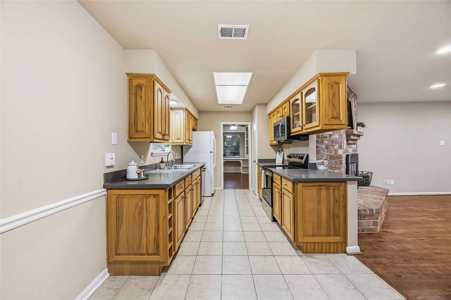 16019 Mill Point Drive, Houston, TX 77059 Kitchen