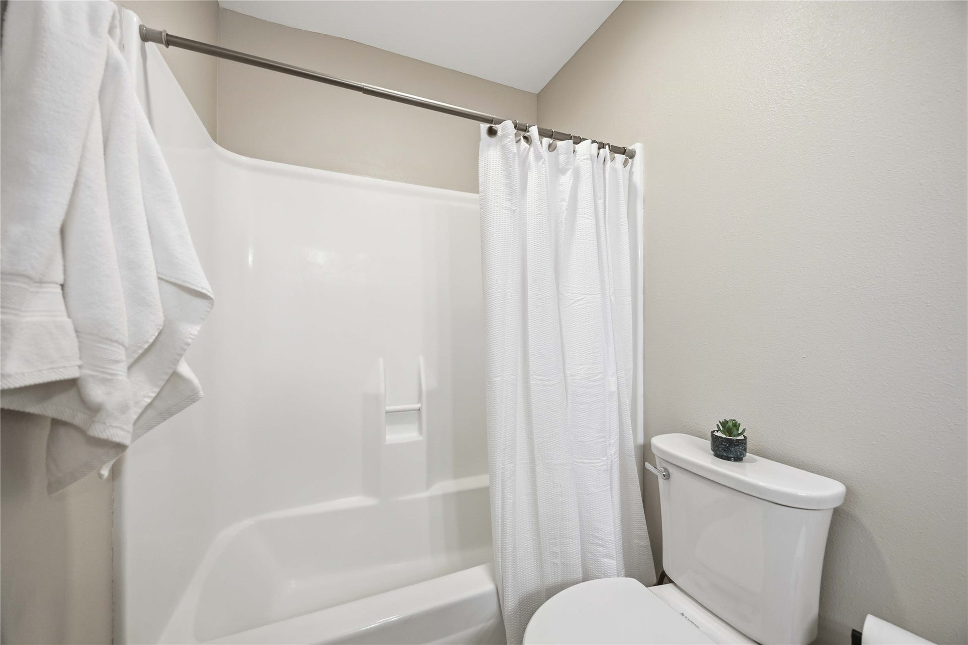 16019 Mill Point Drive, Houston, TX 77059 Primary Bath