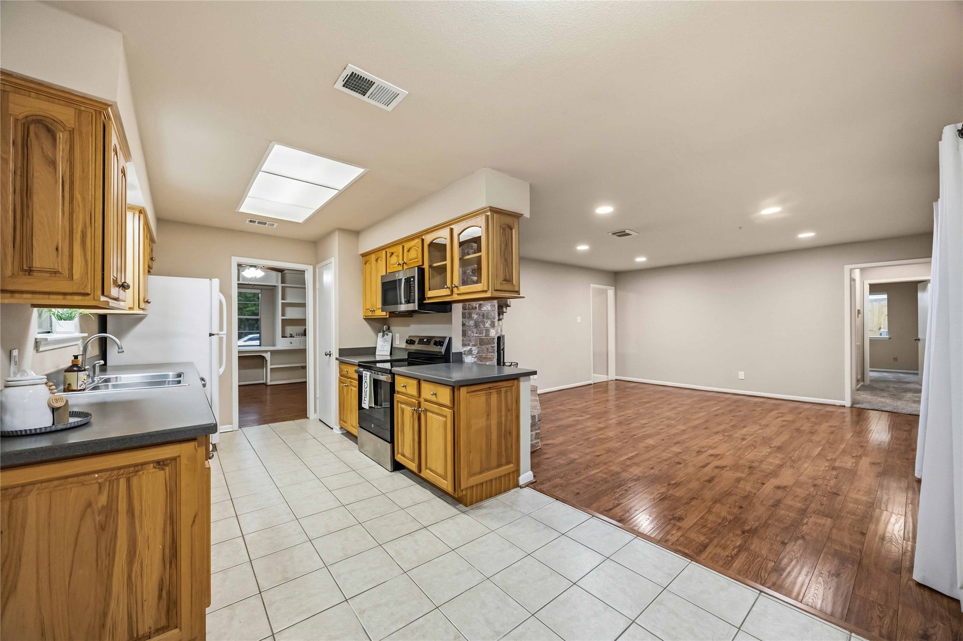 16019 Mill Point Drive, Houston, TX 77059 Breakfast Nook to Kitchen/Family Areas