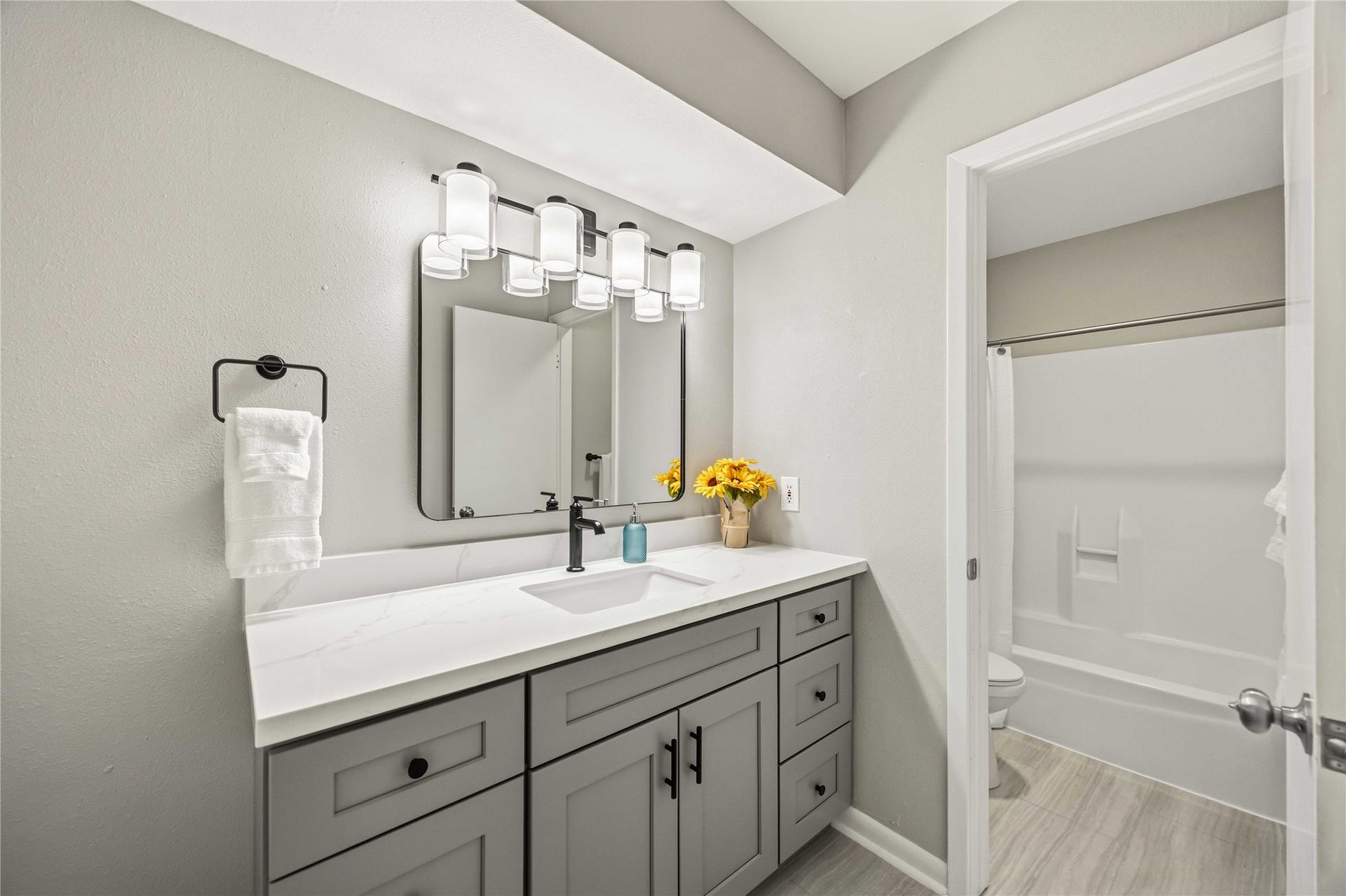 16019 Mill Point Drive, Houston, TX 77059 Second Bath