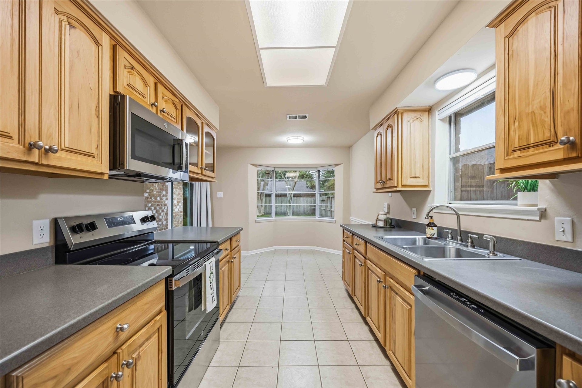16019 Mill Point Drive, Houston, TX 77059 Kitchen
