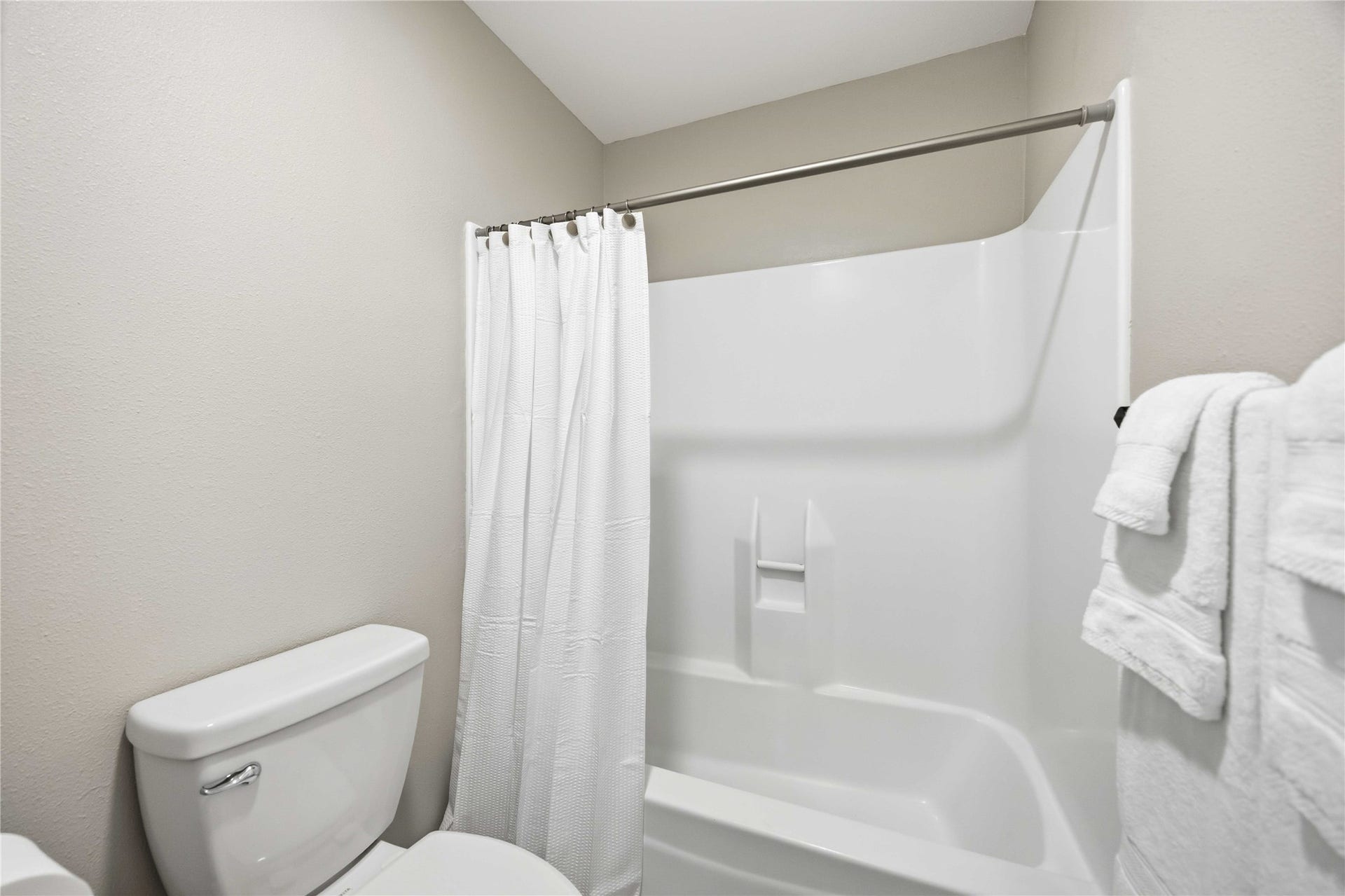 16019 Mill Point Drive, Houston, TX 77059 Second Bath