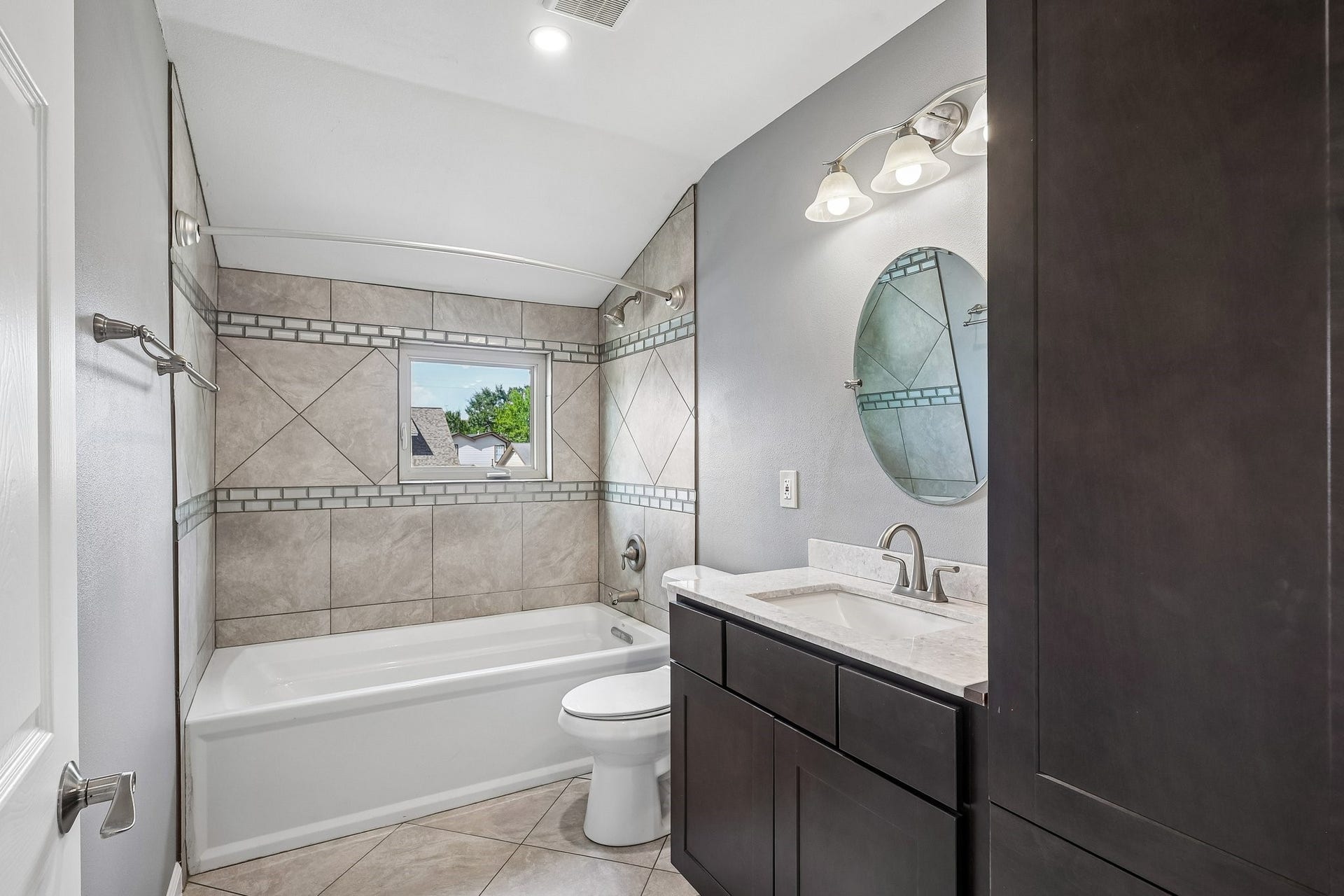 11026 Green Arbor Drive, Houston, TX 77089 Upstairs secondary bath