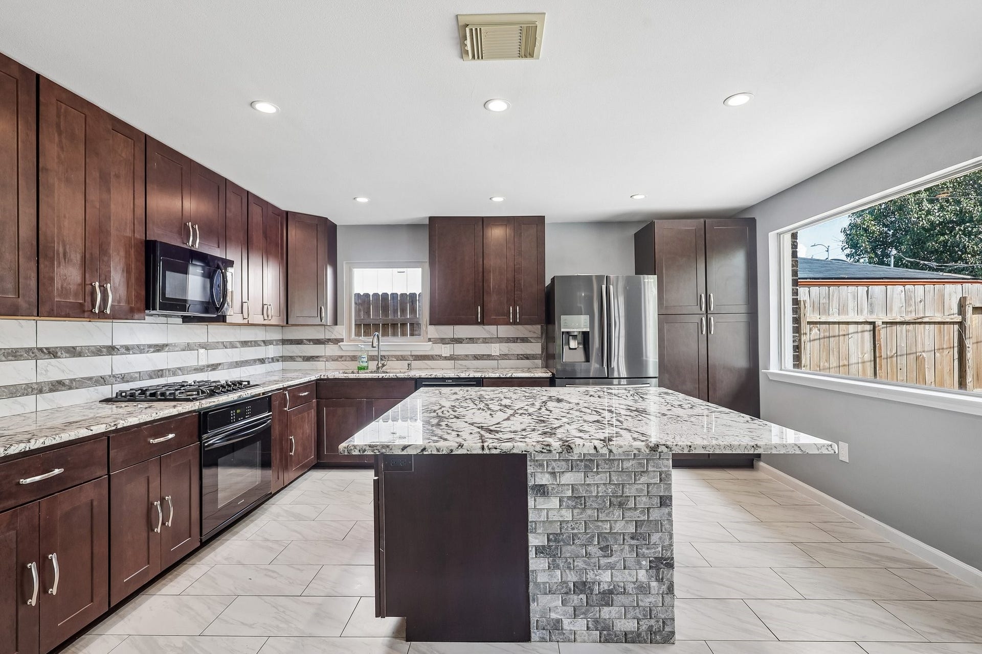 11026 Green Arbor Drive, Houston, TX 77089 Grand Island Kitchen