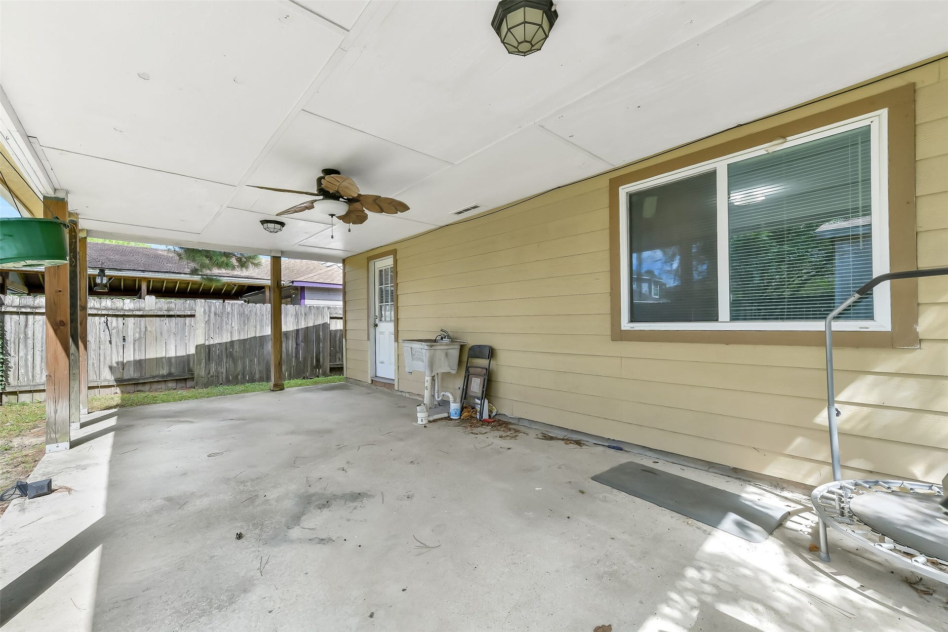 6335 Danshire Court, Houston, TX 77049 6335 Danshire Court, Houston, TX 77049