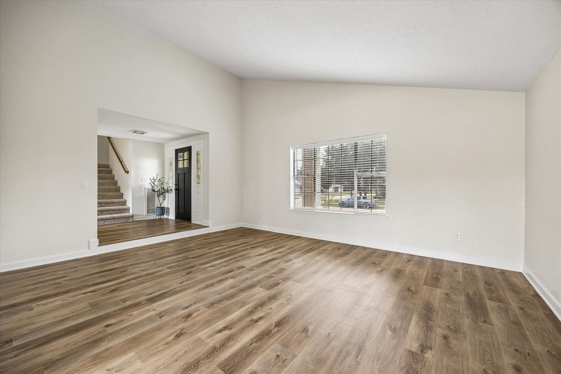 21502 River Court Drive, Katy, TX 77449 Spacious second living area, perfect for family relaxation and additional entertainment space.