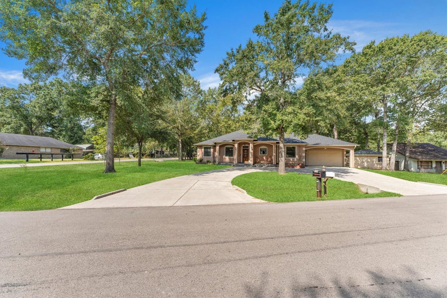 Property photo for 318 Shawnee Drive, Conroe, TX
