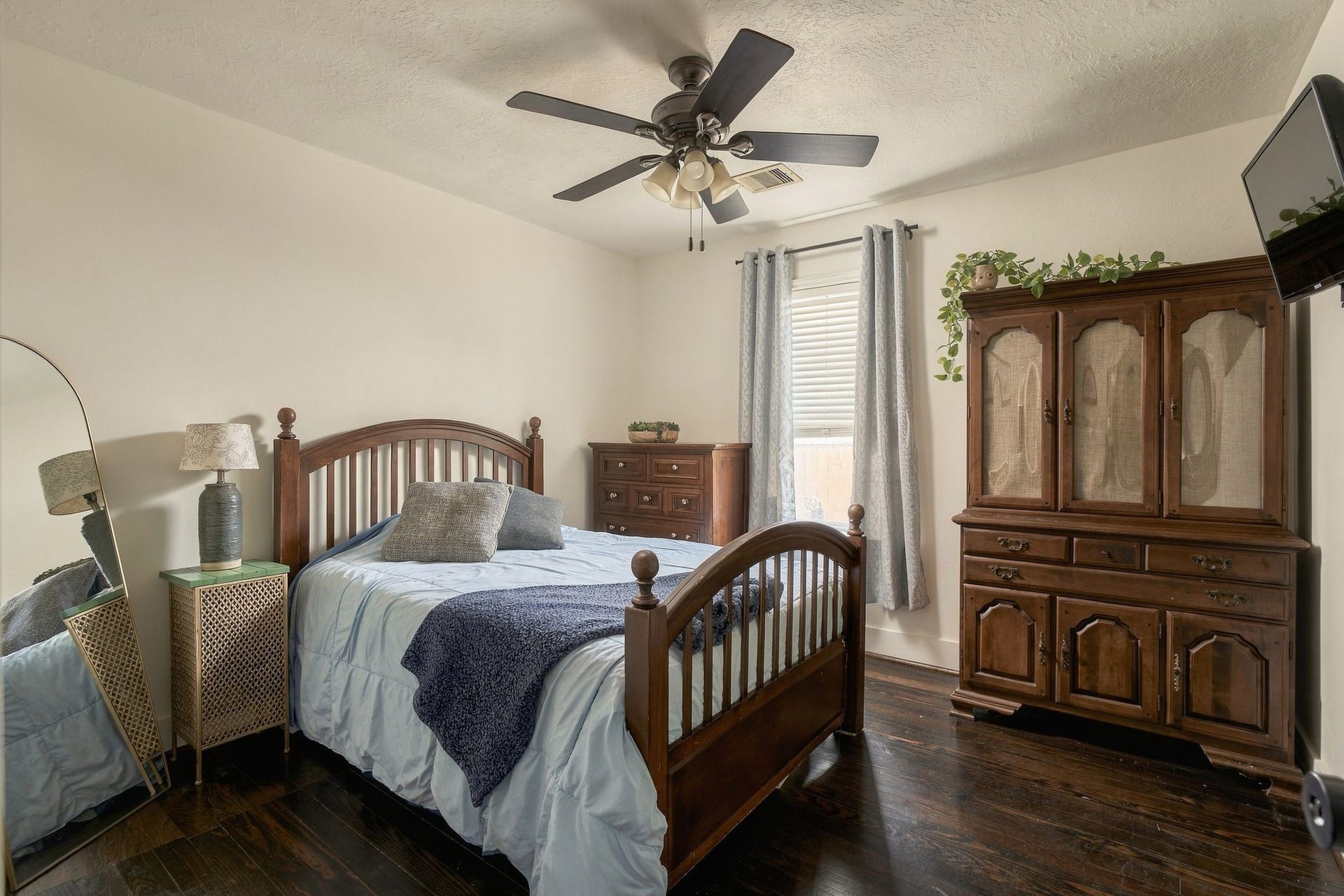 614 Coronado Street, Houston, TX 77009 Versatile third bedroom offers additional space for guests, a nursery, home office, or hobbies. Three bedrooms provide flexibility within this manageable Inner Loop Houston home.