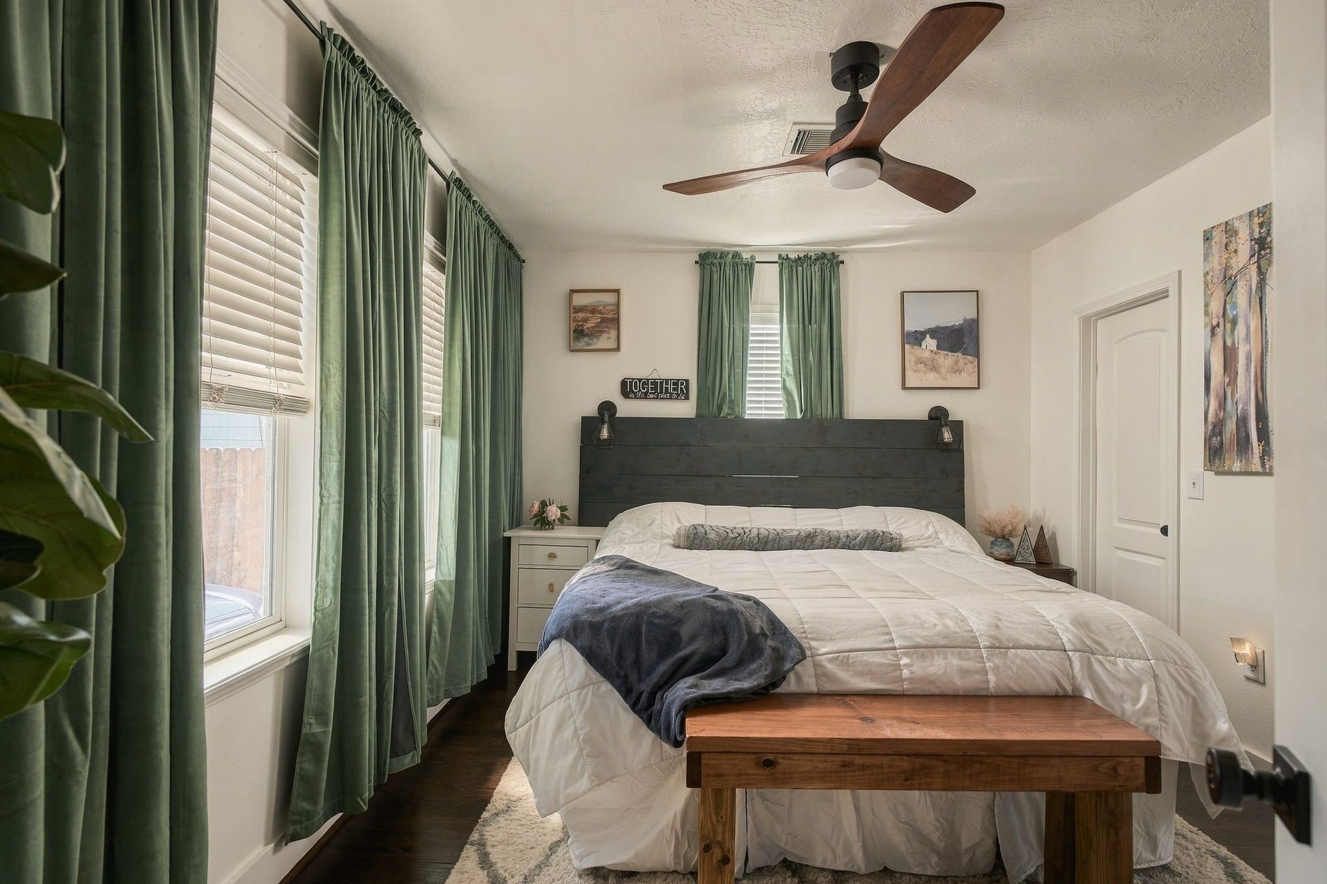614 Coronado Street, Houston, TX 77009 Comfortable primary bedroom featuring a walk-in closet and private en suite bathroom. This three-bedroom Brooke Smith home offers a functional layout with desirable everyday conveniences.