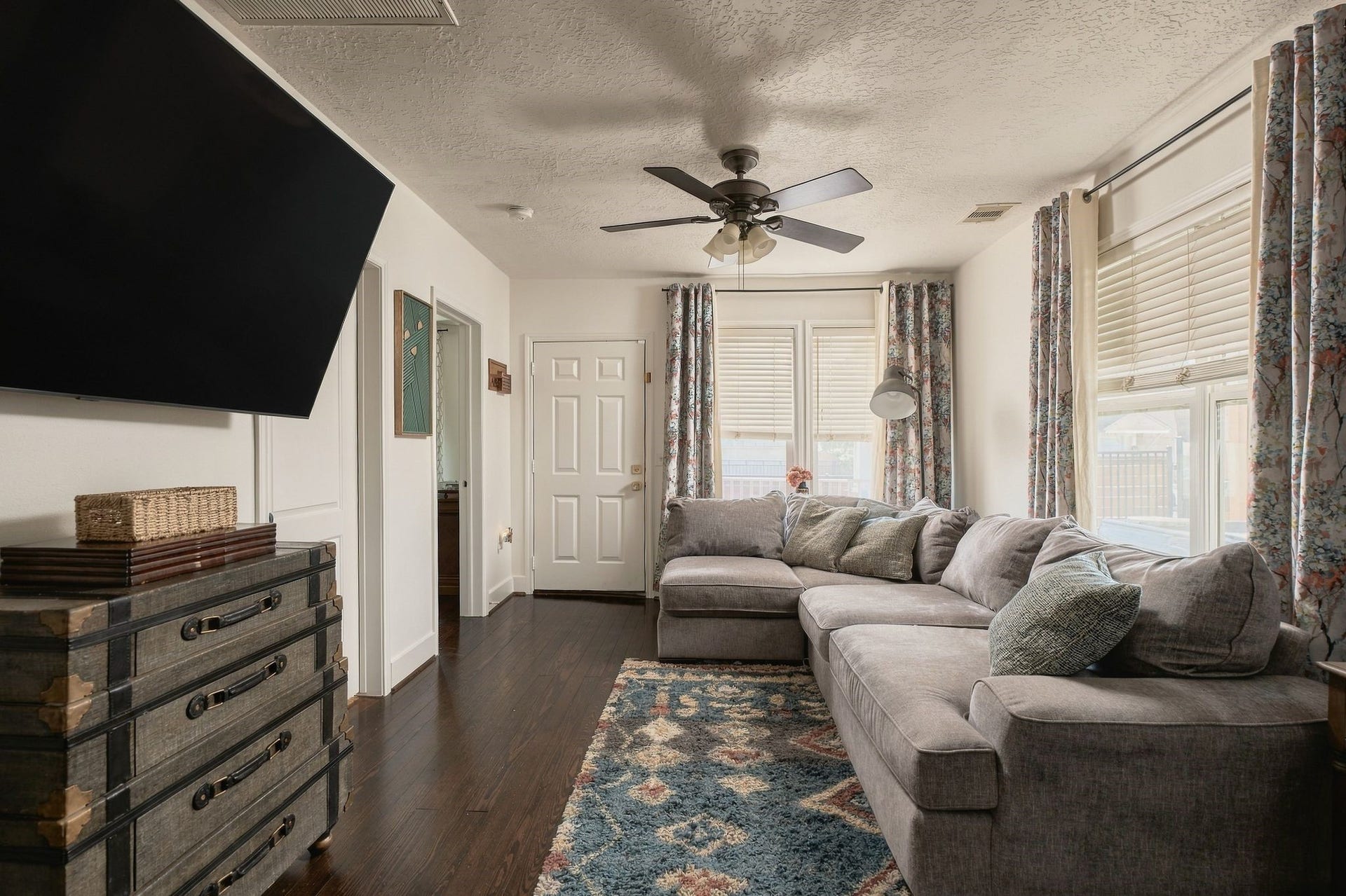 614 Coronado Street, Houston, TX 77009 Welcoming living room with original hardwood flooring and an inviting front entry. This thoughtfully renovated Brooke Smith bungalow combines classic 1925 character with the conveniences of modern living.
