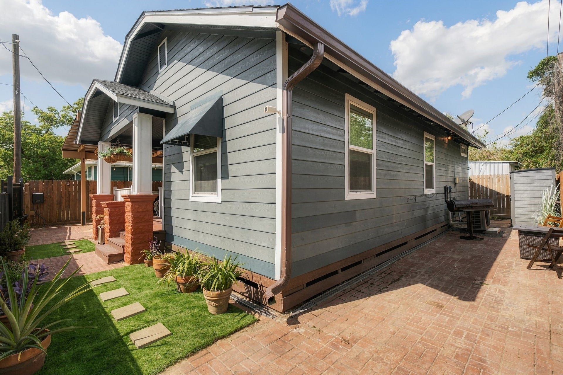 614 Coronado Street, Houston, TX 77009 Private, fenced side yard with generous patio space and room to create additional green space. Extend the existing front-yard turf or add landscaping to make this outdoor area your own.