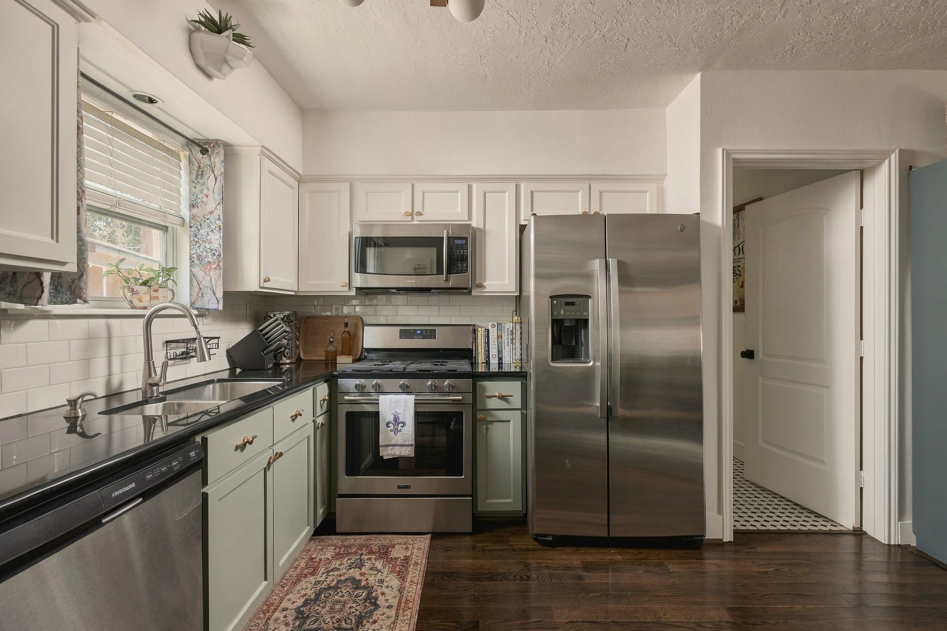 614 Coronado Street, Houston, TX 77009 Updated kitchen featuring stainless steel appliances and an open layout overlooking the main living areas. Enjoy the convenience of modern amenities within a classic Houston bungalow.