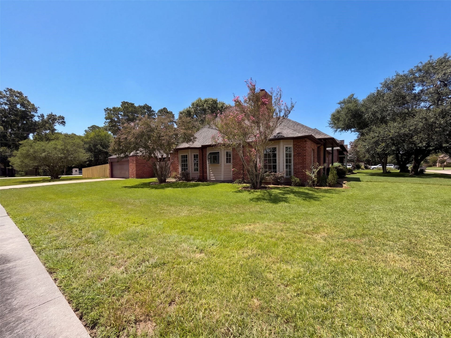 1102 Londonderry Avenue, Friendswood, TX 77546 1102 Londonderry Avenue, Friendswood, TX 77546