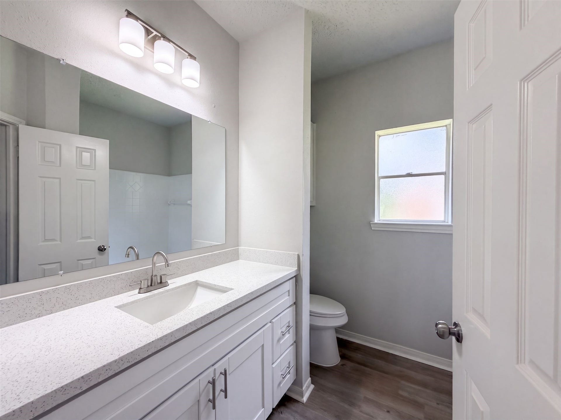 1102 Londonderry Avenue, Friendswood, TX 77546 1102 Londonderry Avenue, Friendswood, TX 77546