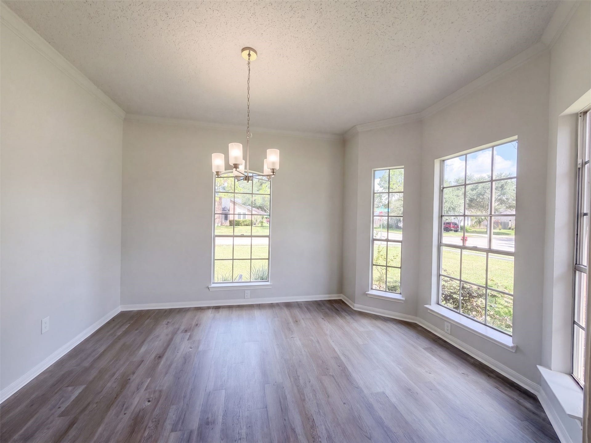 1102 Londonderry Avenue, Friendswood, TX 77546 1102 Londonderry Avenue, Friendswood, TX 77546