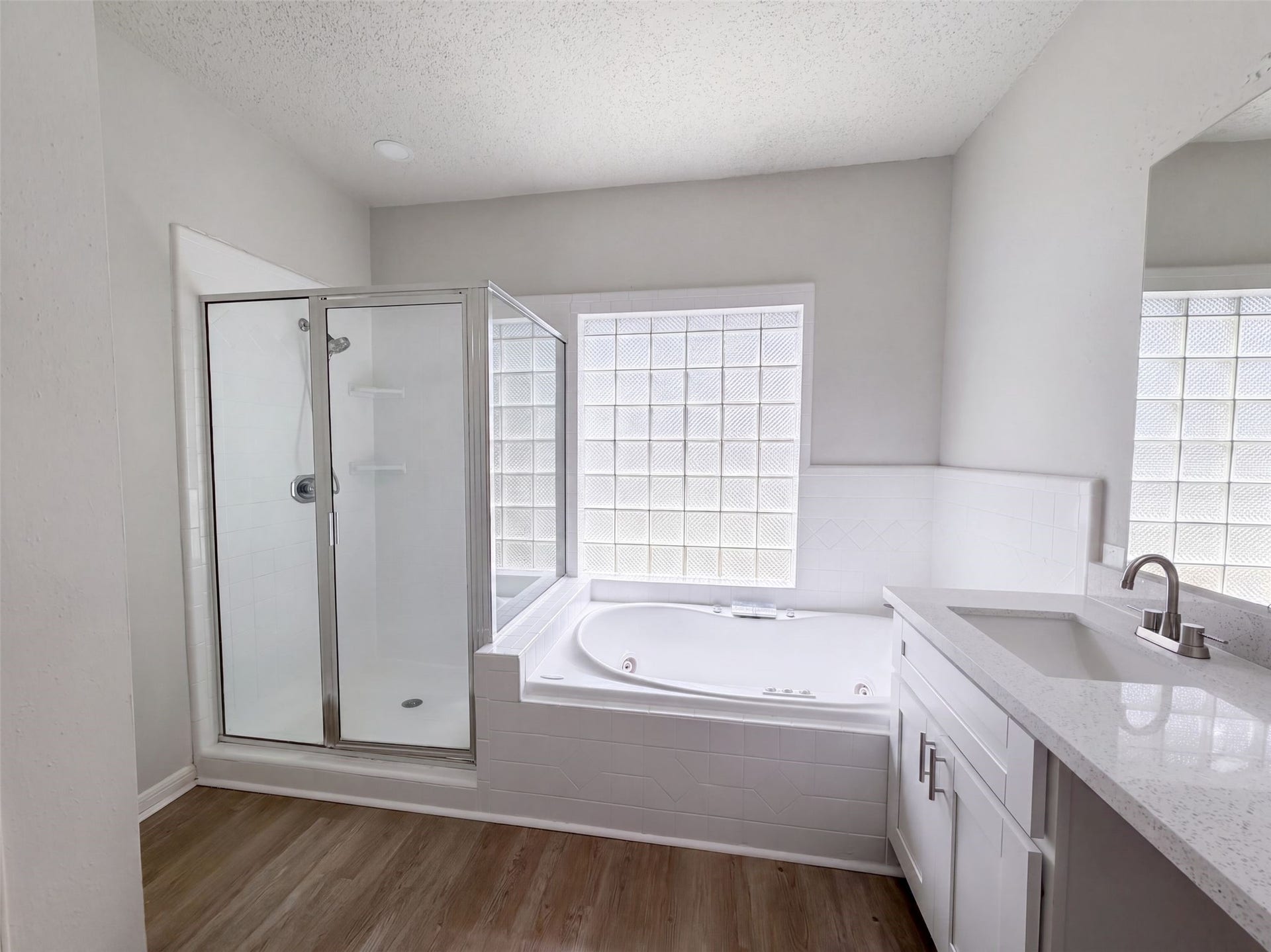 1102 Londonderry Avenue, Friendswood, TX 77546 1102 Londonderry Avenue, Friendswood, TX 77546