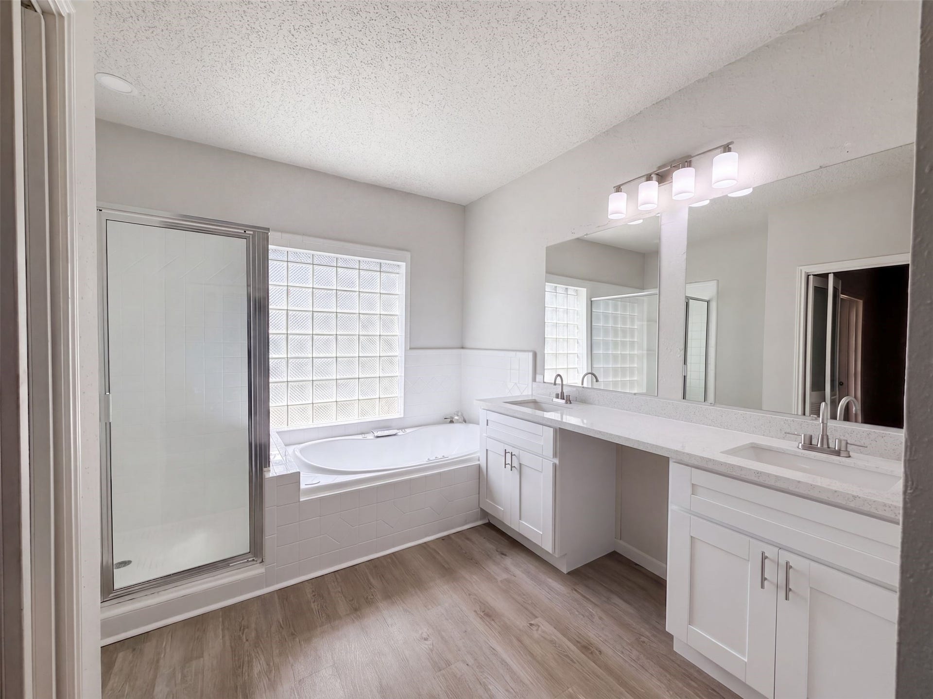 1102 Londonderry Avenue, Friendswood, TX 77546 1102 Londonderry Avenue, Friendswood, TX 77546